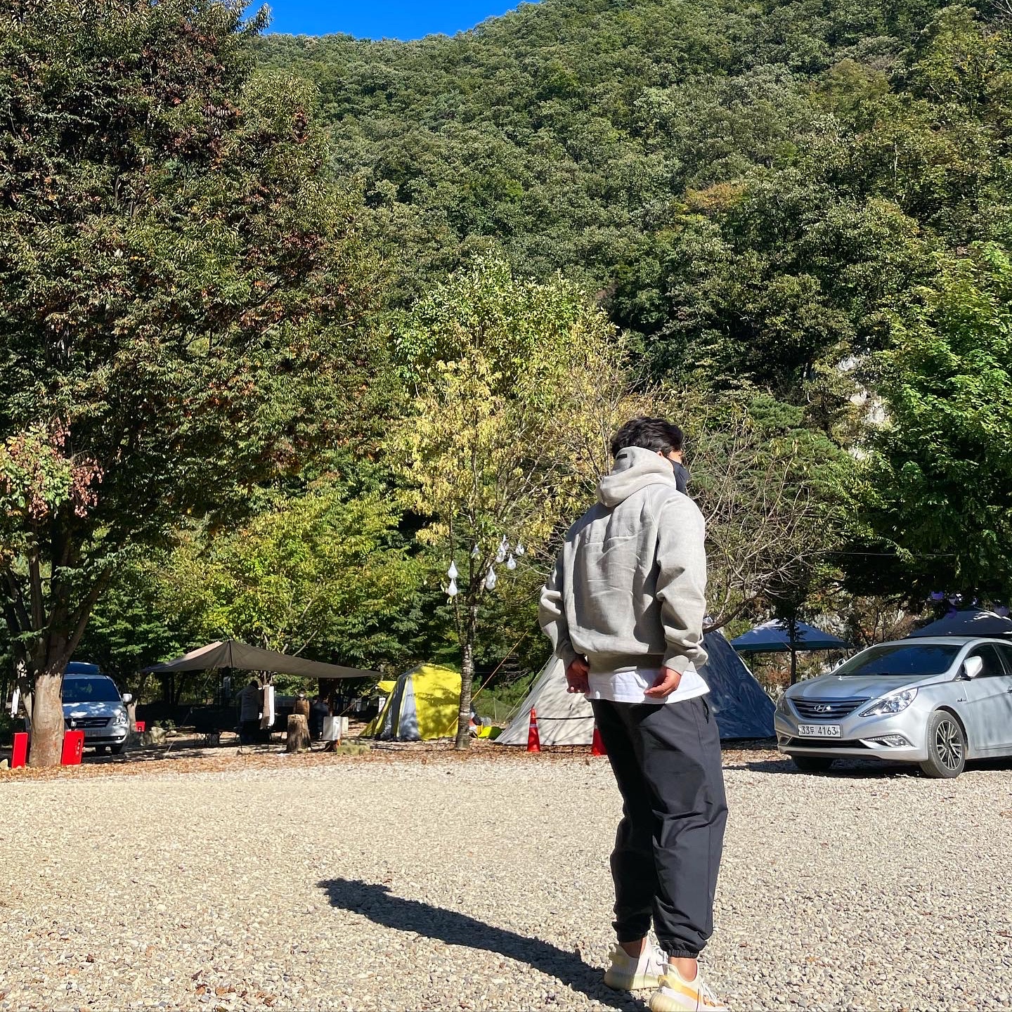 Essentials Pull-Over Hoodie Heather Oatmeal - 21SS, Adidas Yeezy Boost 350 V2 Light 착용 스타일 - 1