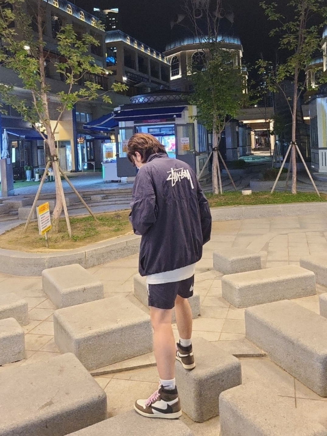 Nike x Stussy Water Shorts Off Noir, Nike x Stussy Windrunner Jacket Off Noir 착용 스타일