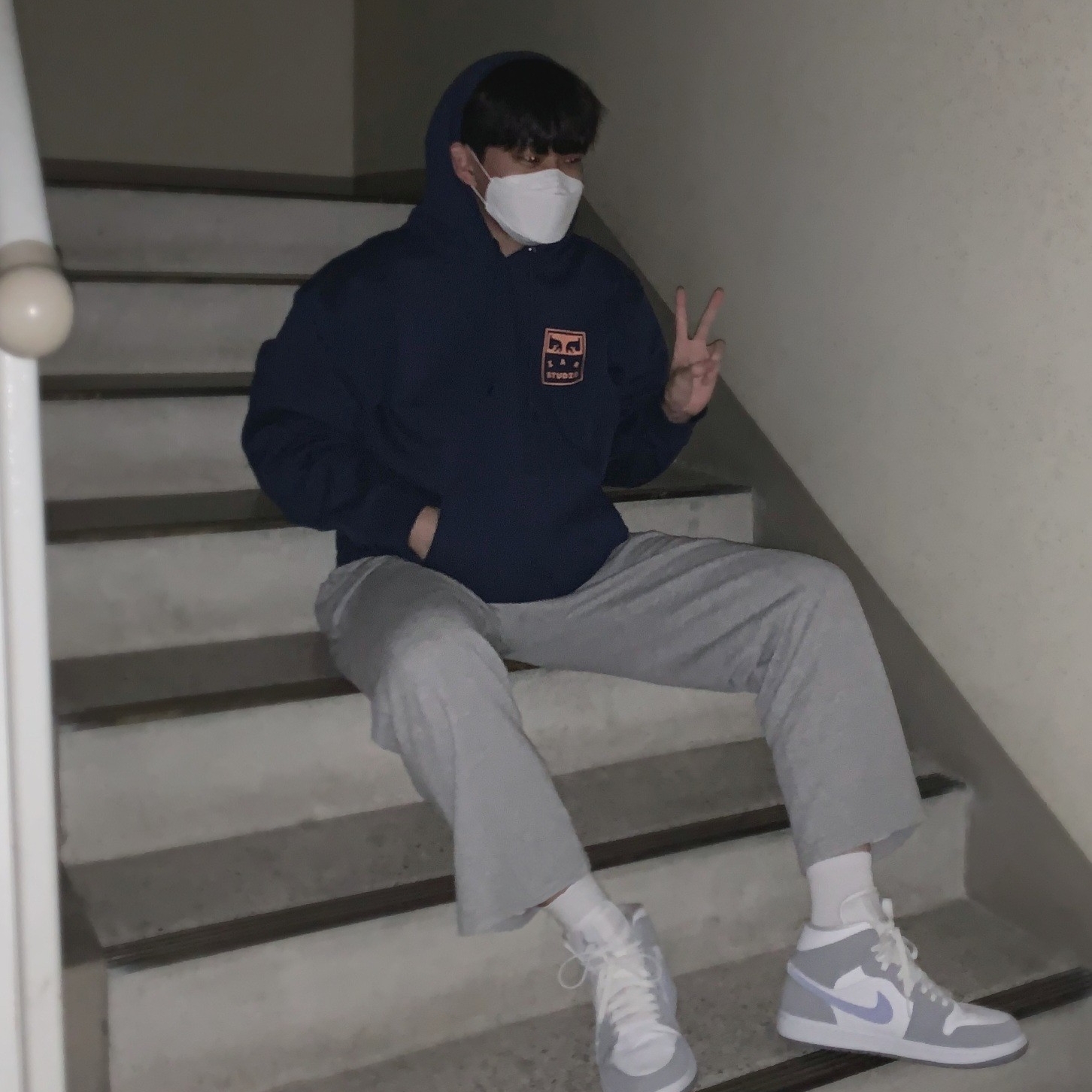 IAB Studio x Obey Eyes Icon Hoodie Oceana, (W) Jordan 1 Mid Wolf Grey 착용 스타일