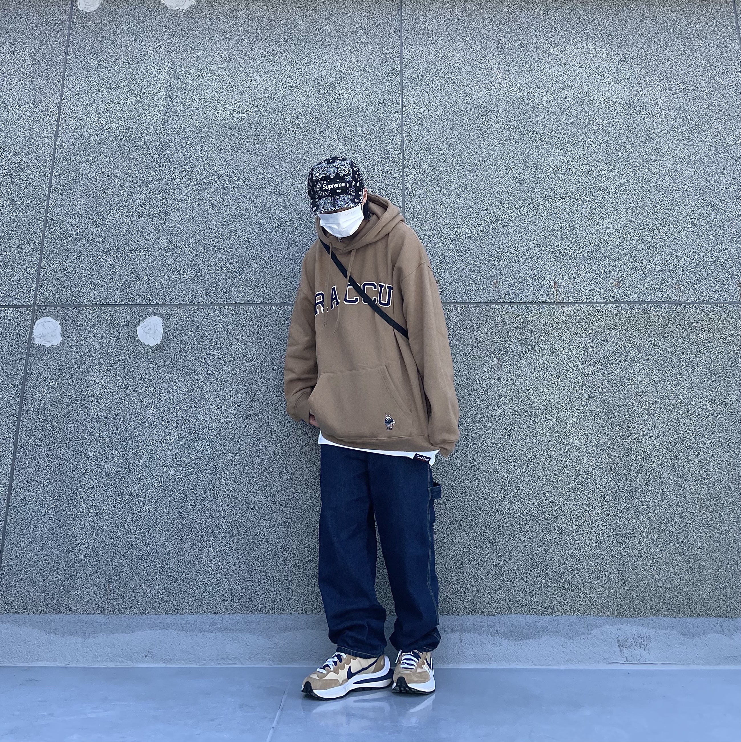 Nike x Sacai VaporWaffle Sesame and Blue Void, Supreme Bandana Camp Cap Black - 21SS 착용 스타일 - 1