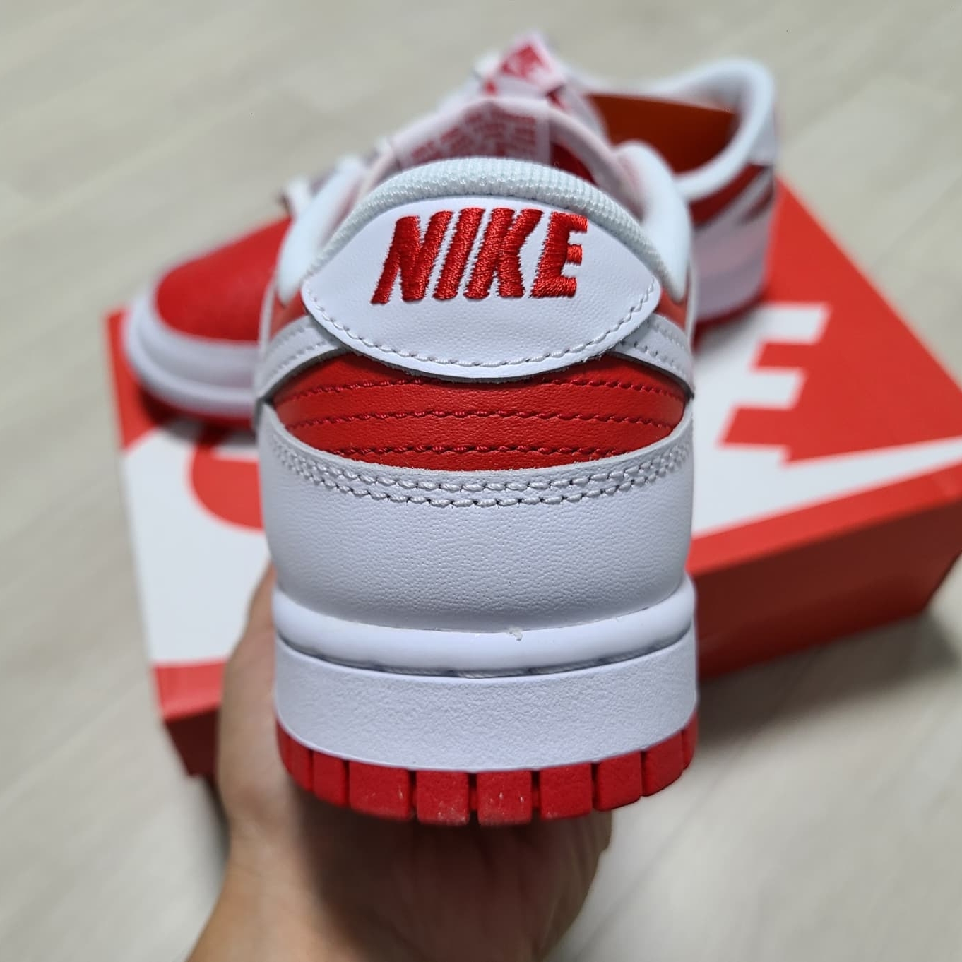 Nike Dunk Low Retro Championship Red 착용 스타일 - 3
