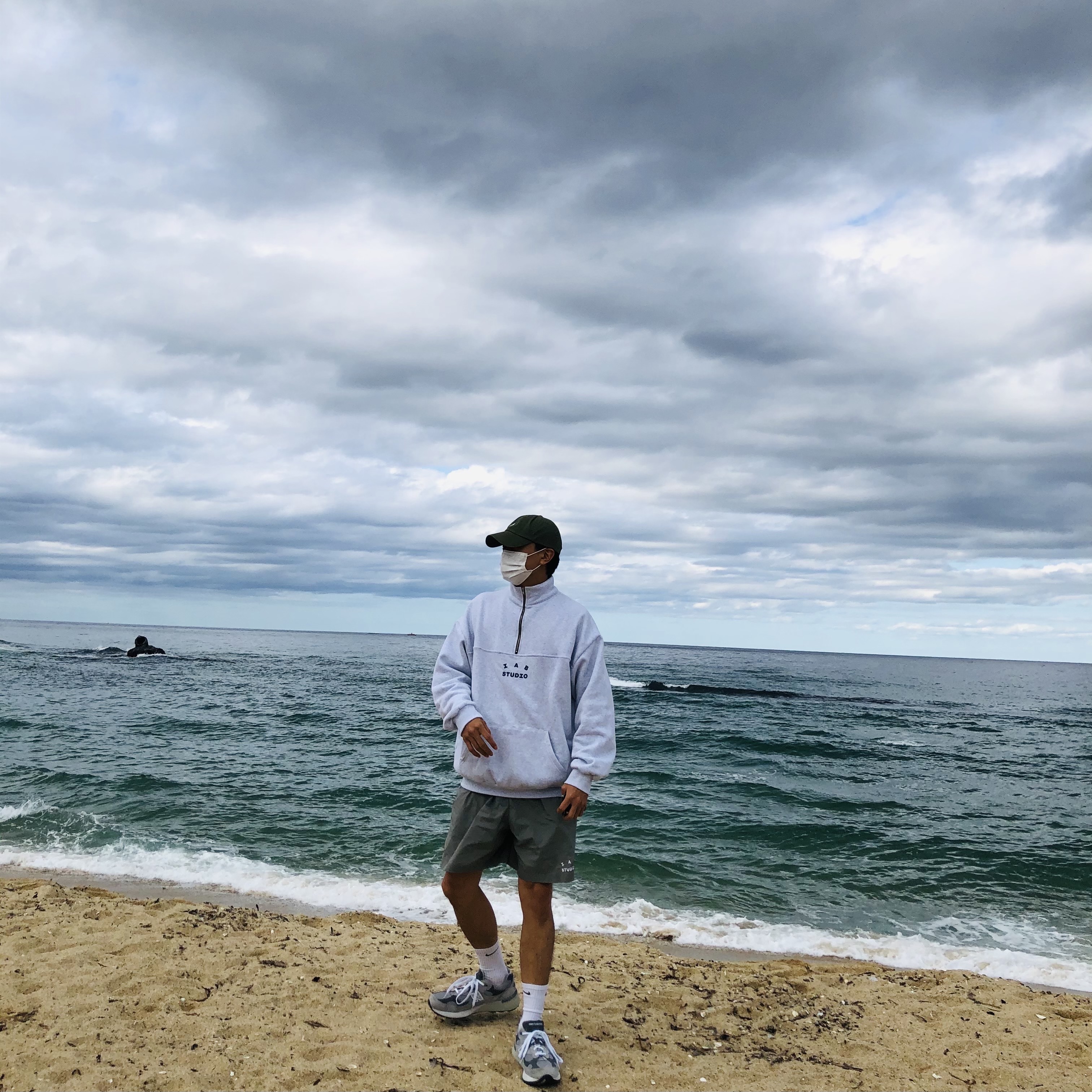 IAB Studio Half Zip Pullover Light Gray, IAB Studio Woven Shorts Gray 착용 스타일