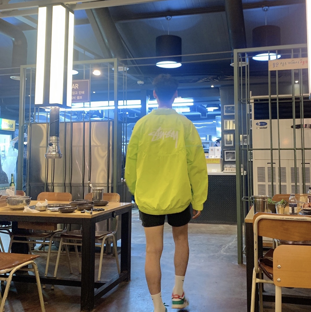 Nike x Stussy Windrunner Jacket Bright Cactus, Nike Dunk Low SE Free.99 White 착용 스타일
