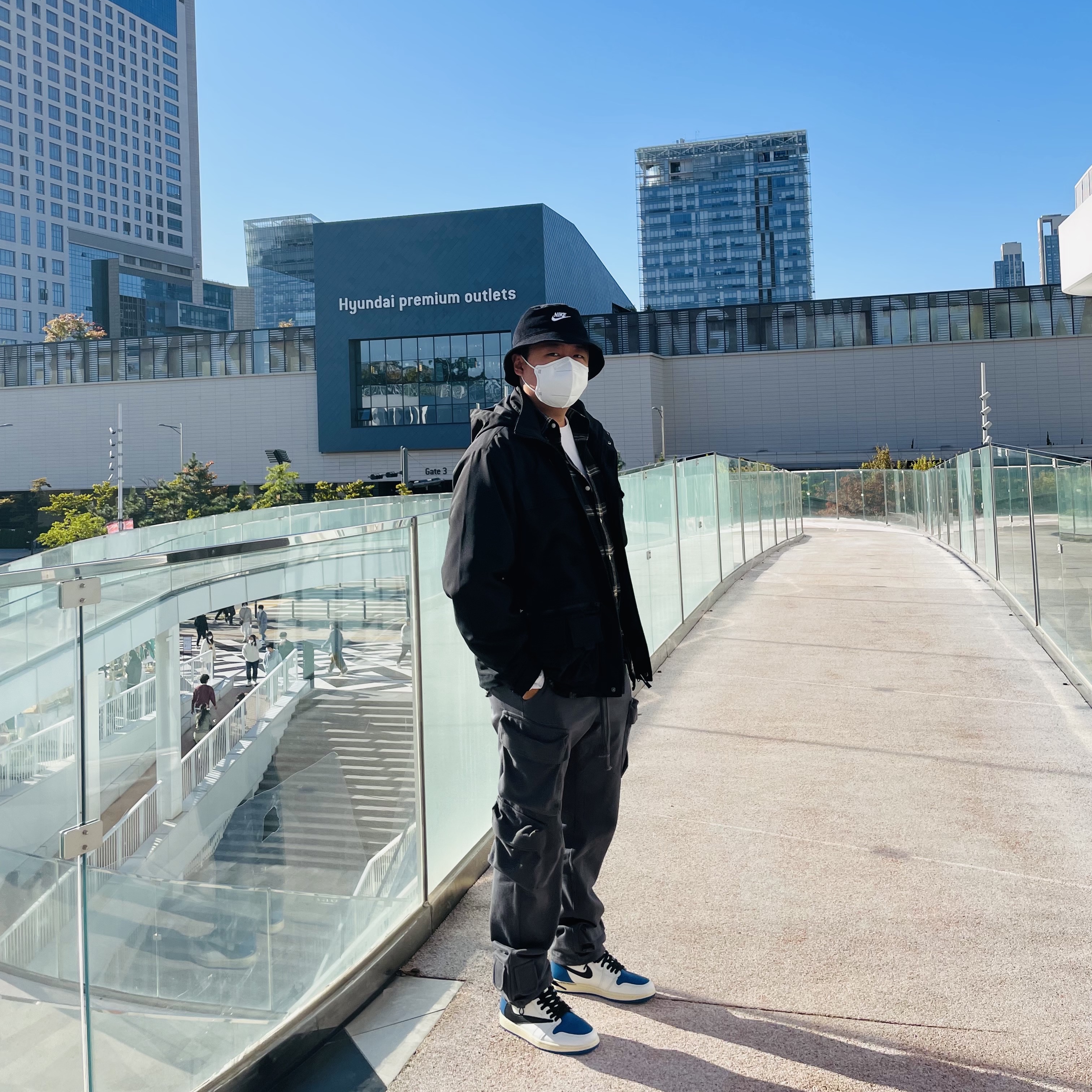 Nike Futura Corduroy Bucket Black, Jordan 1 x Travis Scott x Fragment Retro High OG SP Military Blue 착용 스타일 - 2