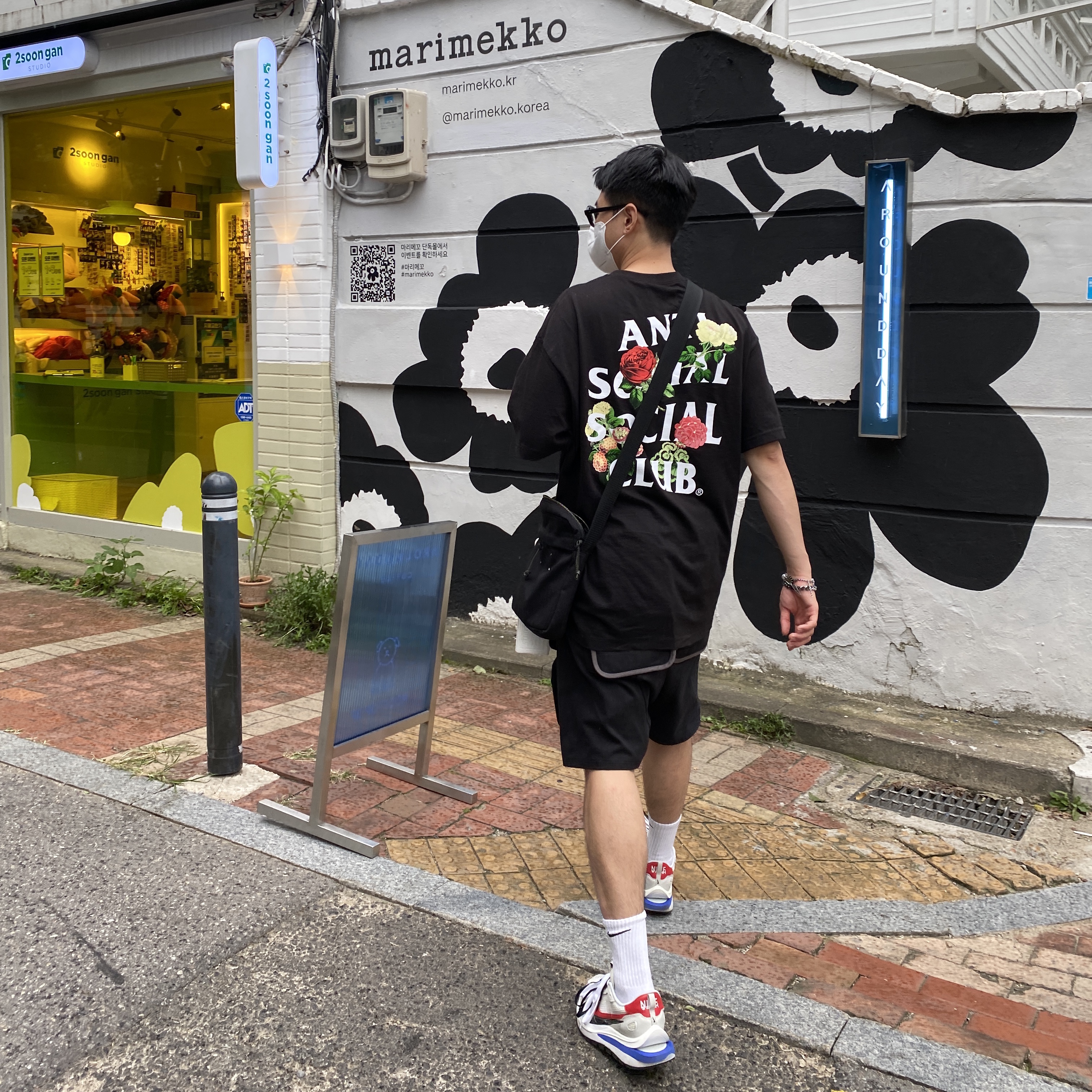 Nike x Sacai VaporWaffle Royal Fuchsia 착용 스타일