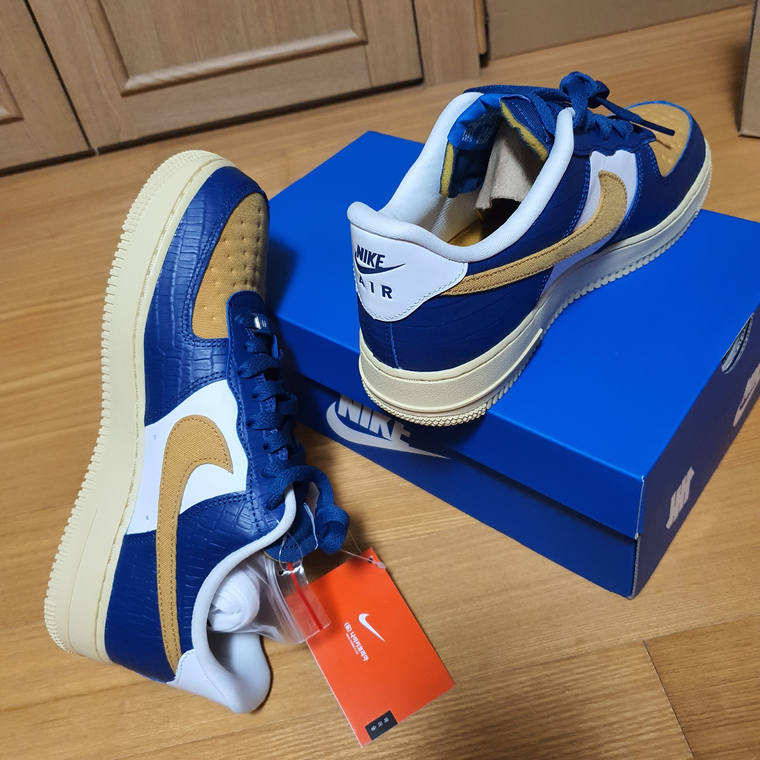 Nike x Undefeated Air Force 1 Low SP 5 On It Court Blue 착용 스타일 - 5