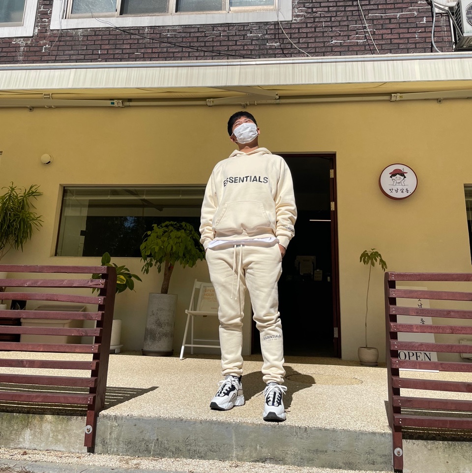 Essentials Pull-Over Hoodie Cream - 21SS, Essentials Sweatpants Oat - Nordstrom Exclusive 착용 스타일