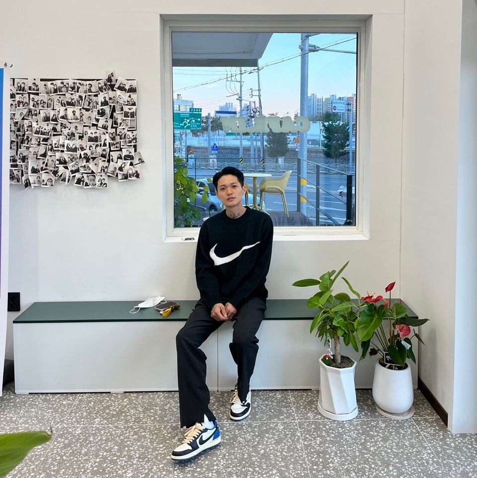 Supreme x Nike Swoosh Sweater Black - 19SS, Jordan 1 x Travis Scott x Fragment Retro Low OG SP Military Blue 착용 스타일