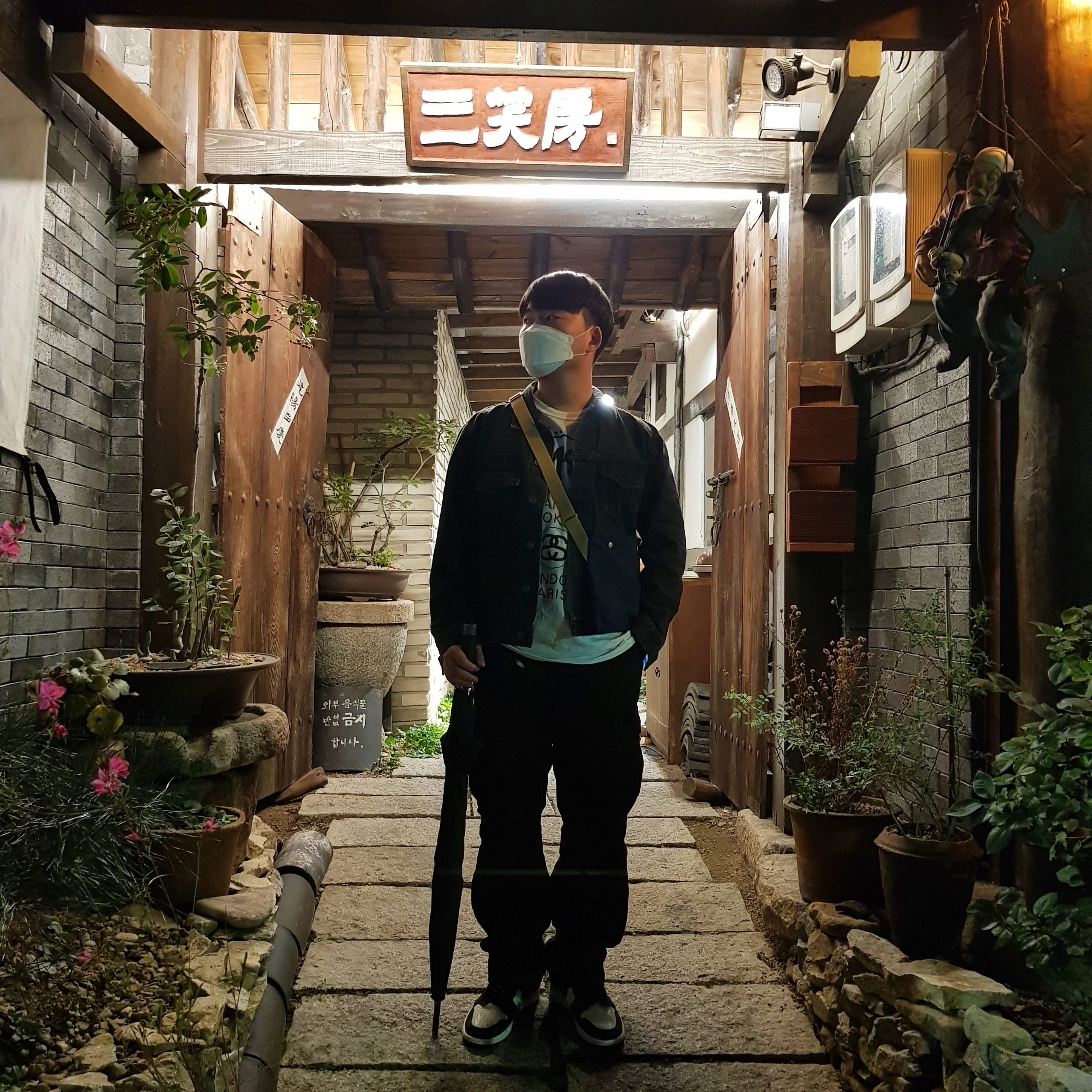 Jordan 1 Retro High OG Black Mocha, Stussy World Tour LS T-Shirt White 착용 스타일 - 1