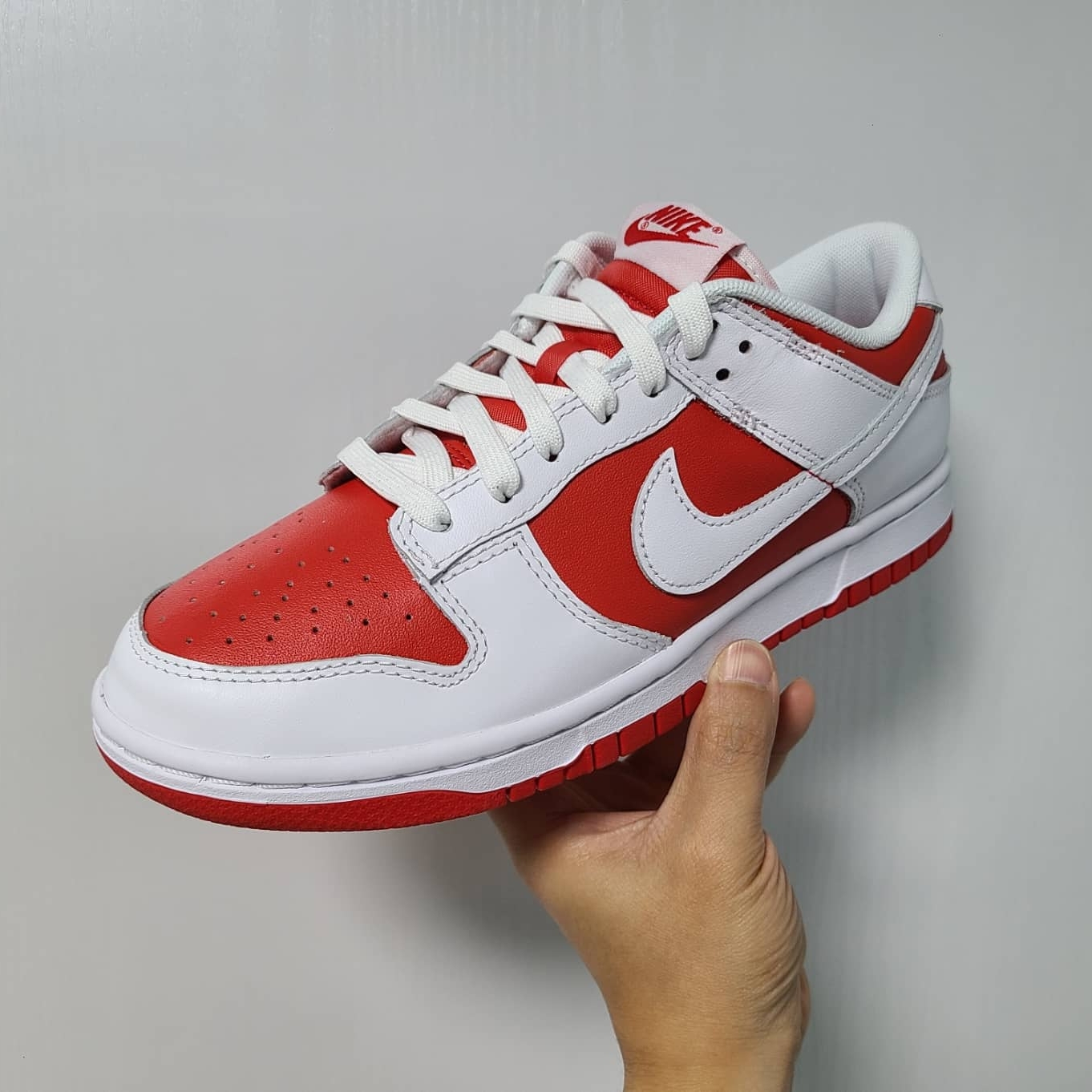 Nike Dunk Low Retro Championship Red 착용 스타일 - 1