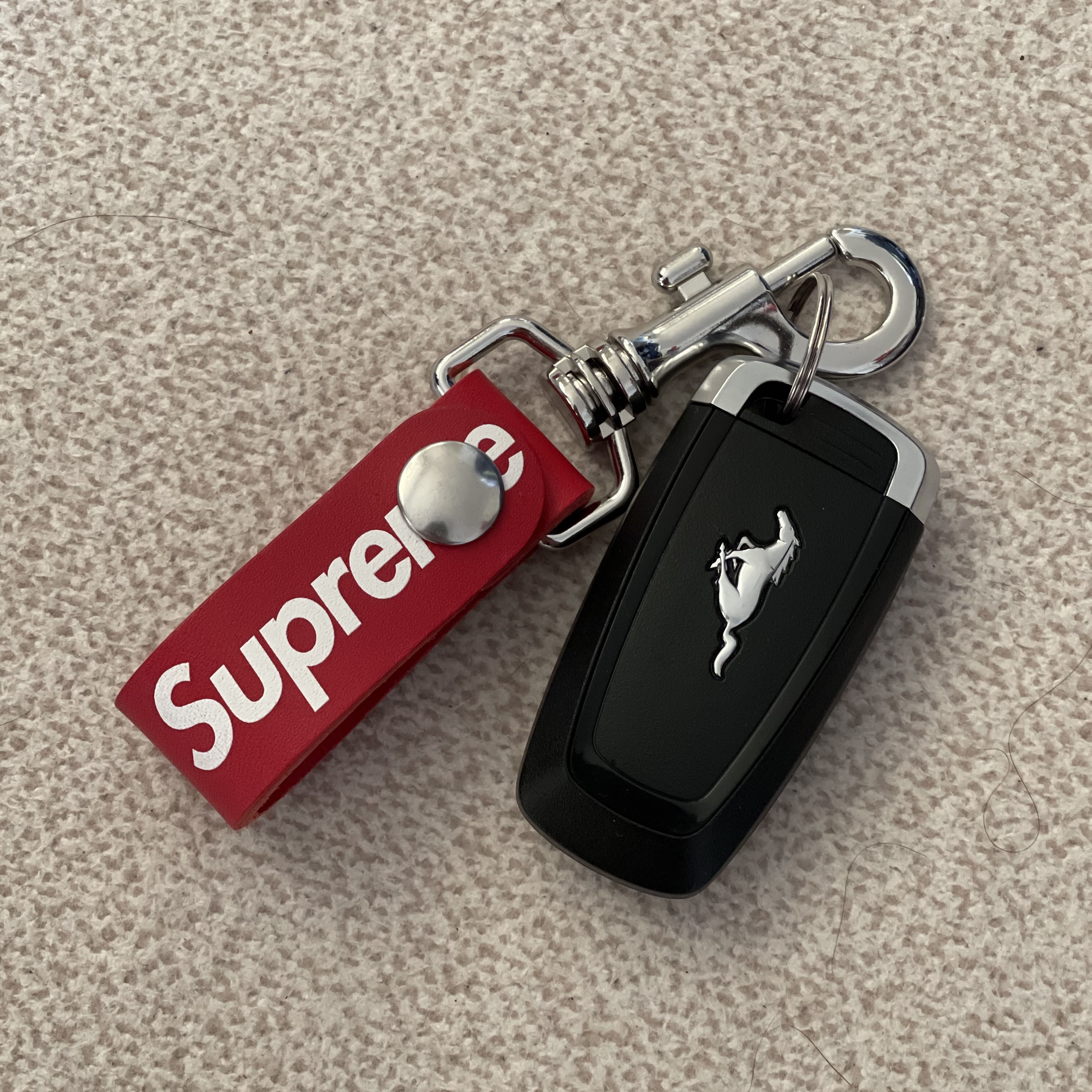 Supreme Leather Key Loop Red - 21SS 착용 스타일