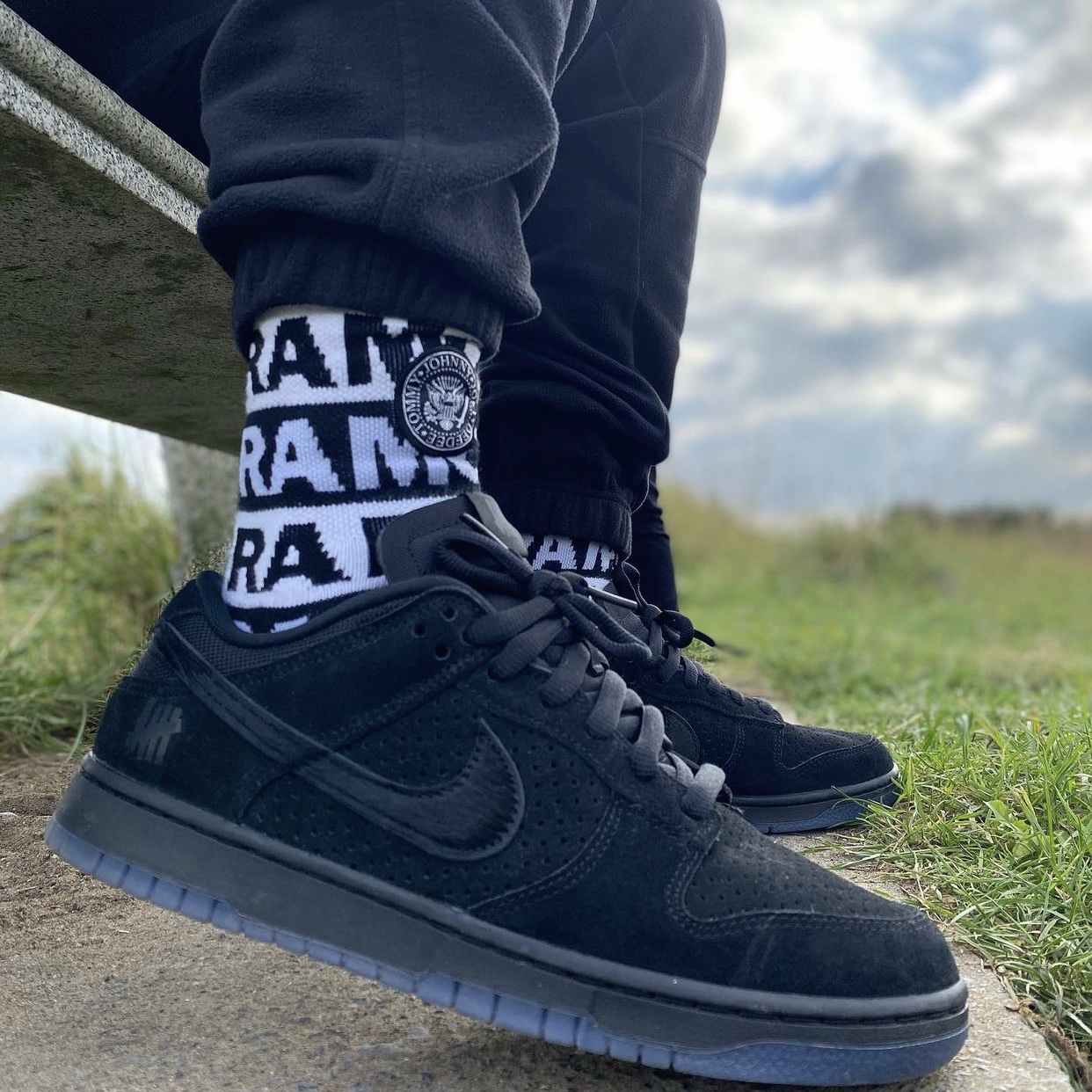 Nike x Undefeated Dunk Low SP 5 On It Black 착용 스타일 - 3