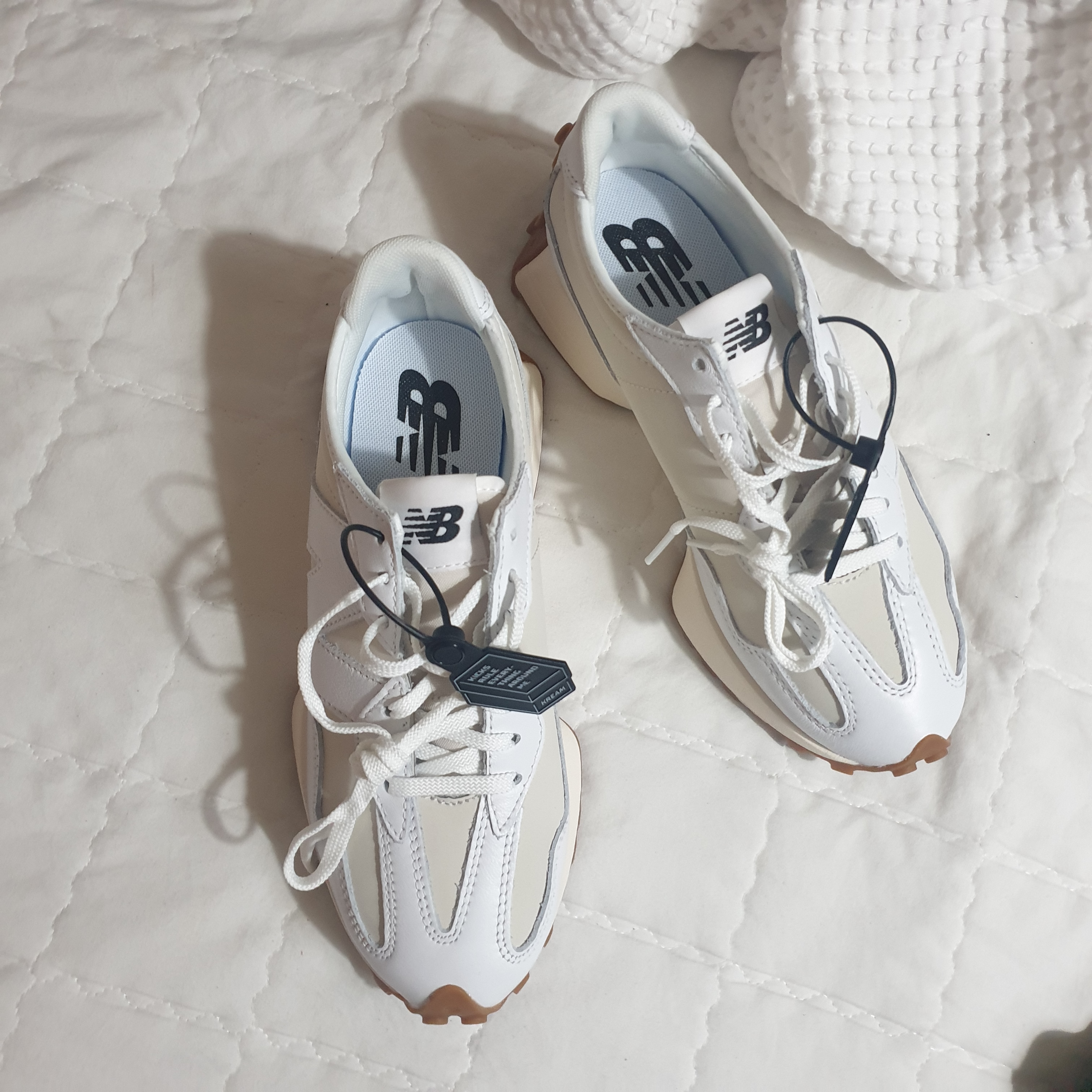 (W) New Balance 327 Leather White Moonbeam 착용 스타일 - 2