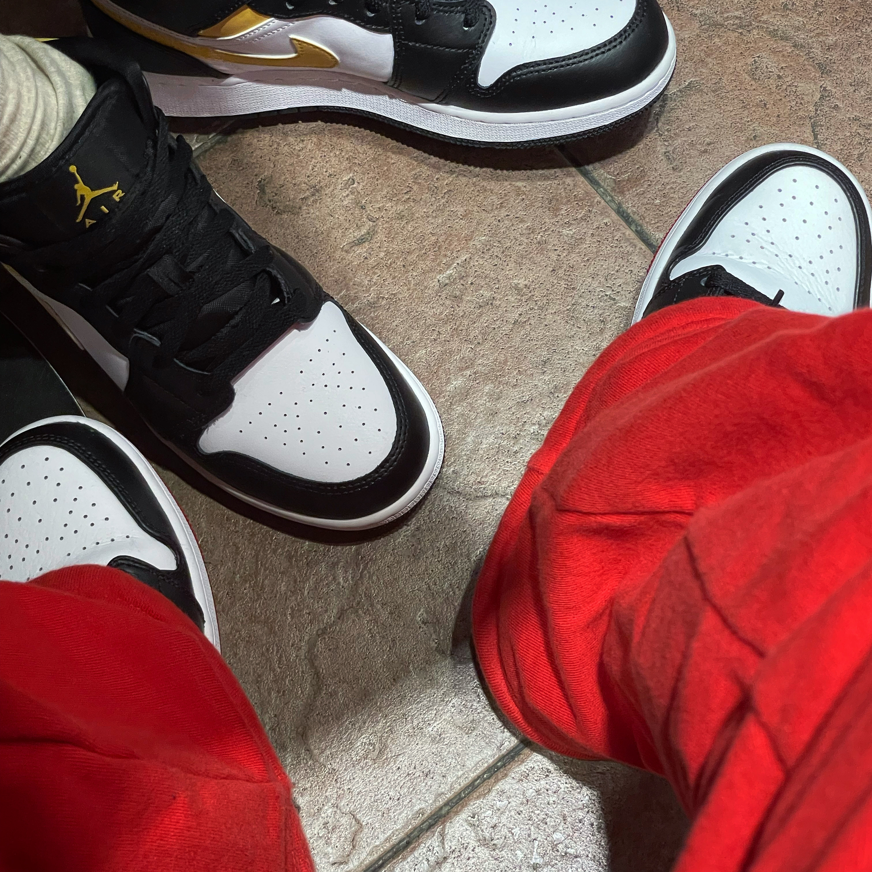Jordan 1 Mid Gym Red Black White, Jordan 1 Mid Pollen 착용 스타일