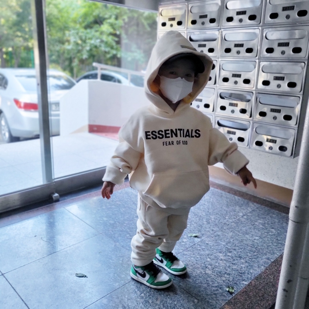 (Kids) Essentials Sweatpants Cream - 21SS, (Kids) Essentials Pull-Over Hoodie Cream - 21SS 착용 스타일 - 4