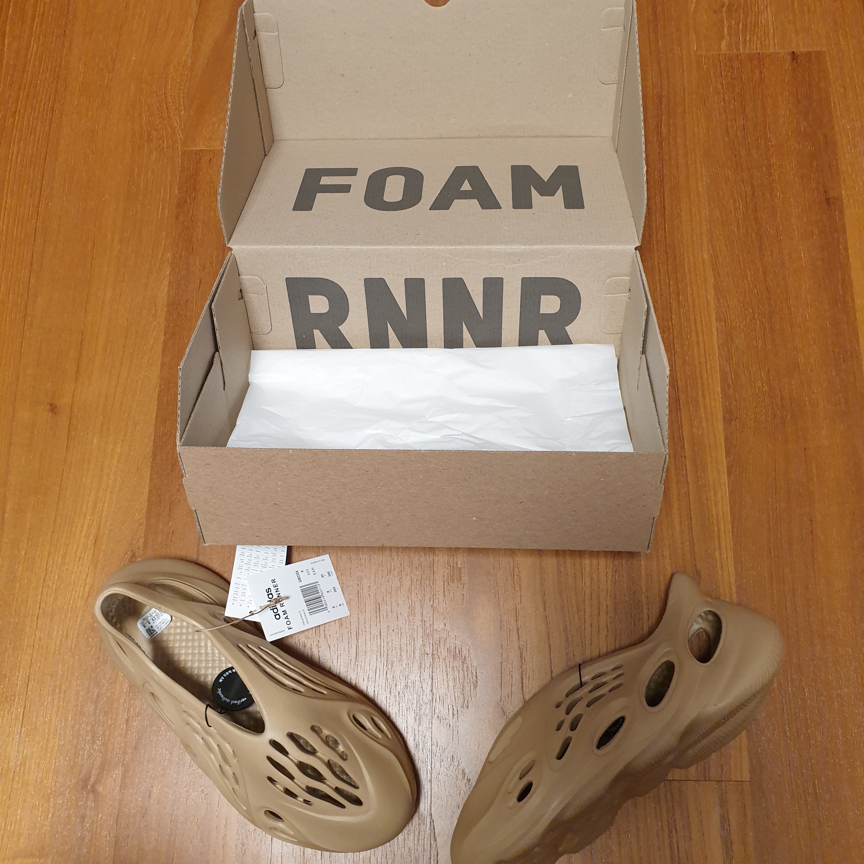 Adidas Yeezy Foam RNNR Ochre 착용 스타일 - 2