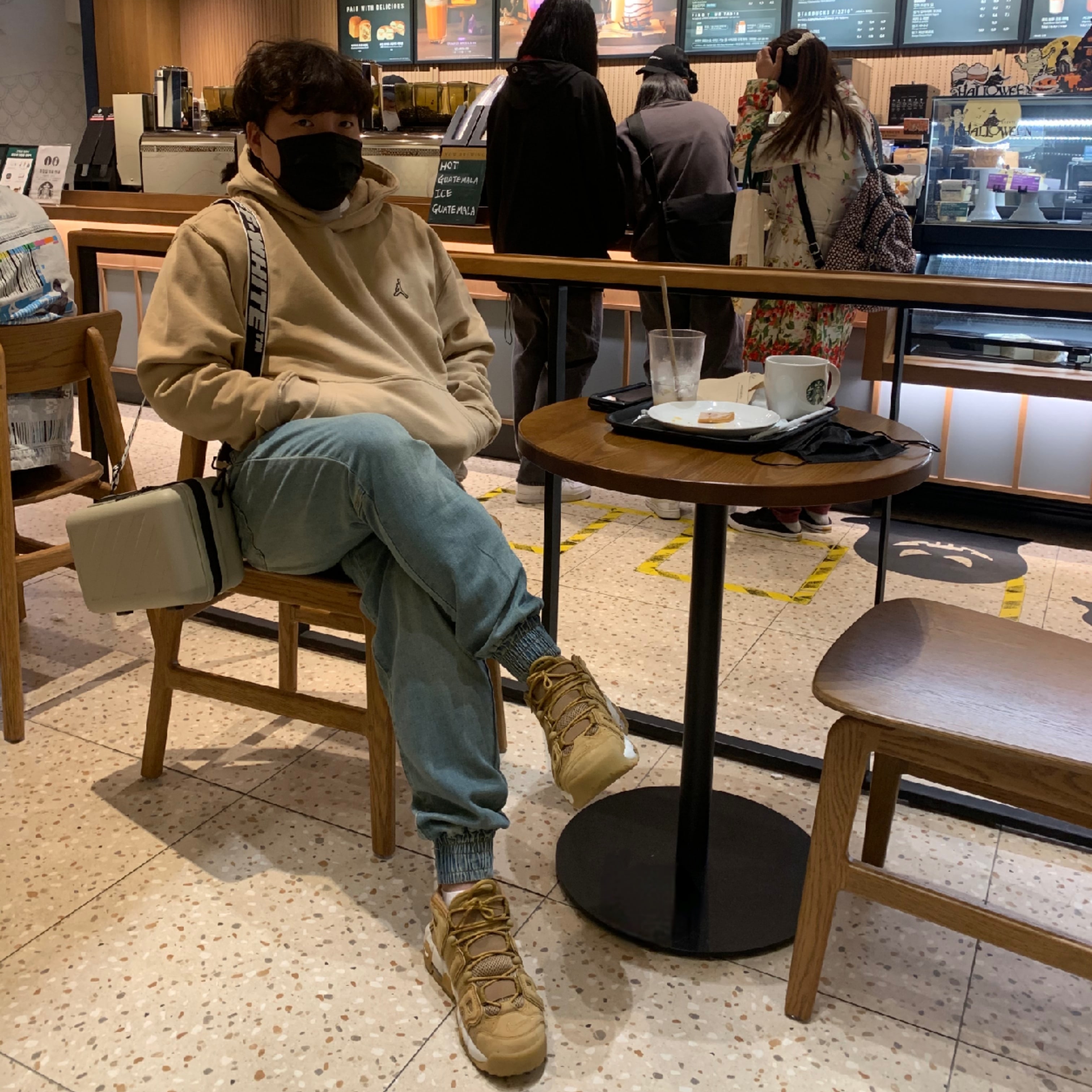 Nike Air More Uptempo Flax, Off-White x Amore Pacific Protection Box (Without Cosmetics) 착용 스타일