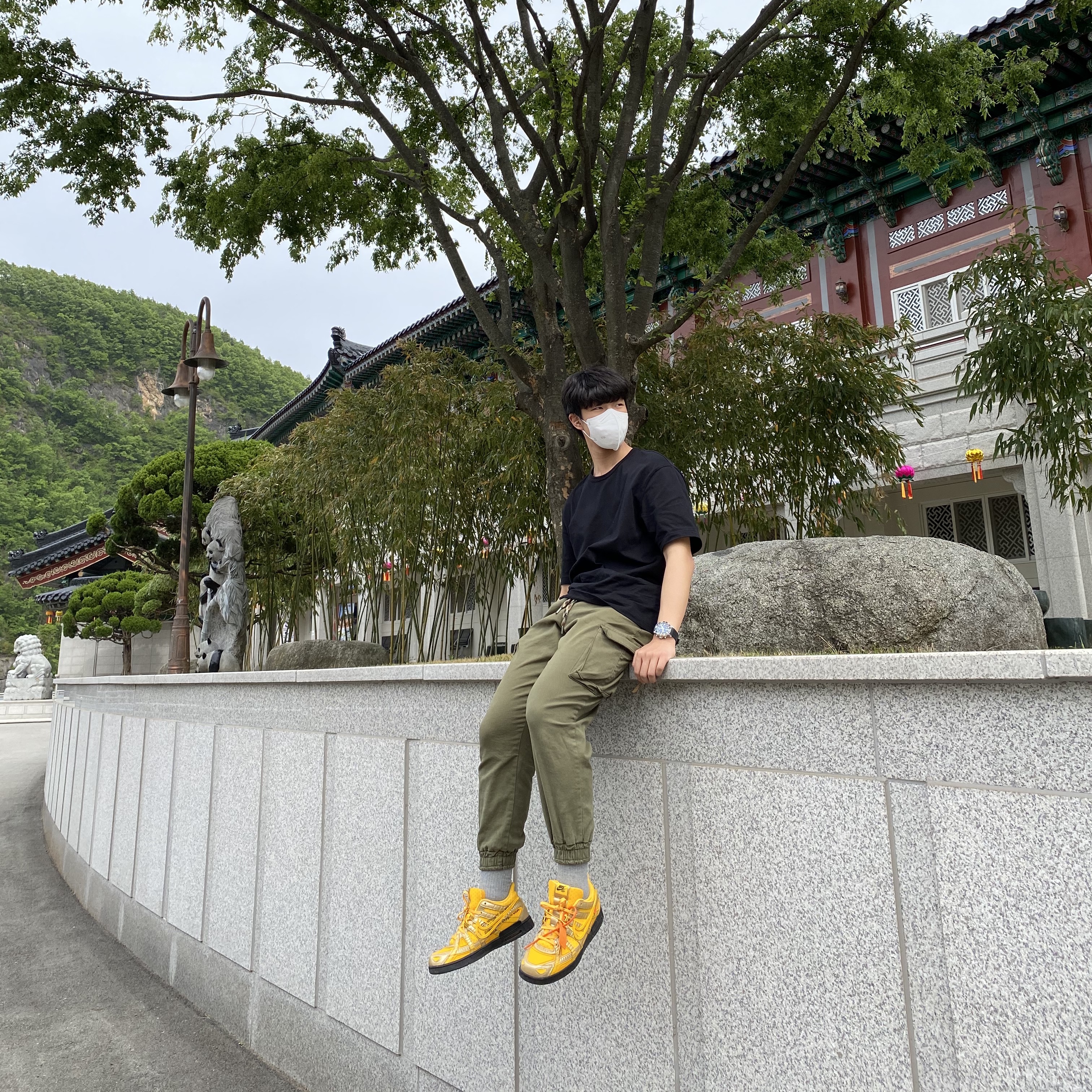 Nike x Off-White Air Rubber Dunk University Gold 착용 스타일