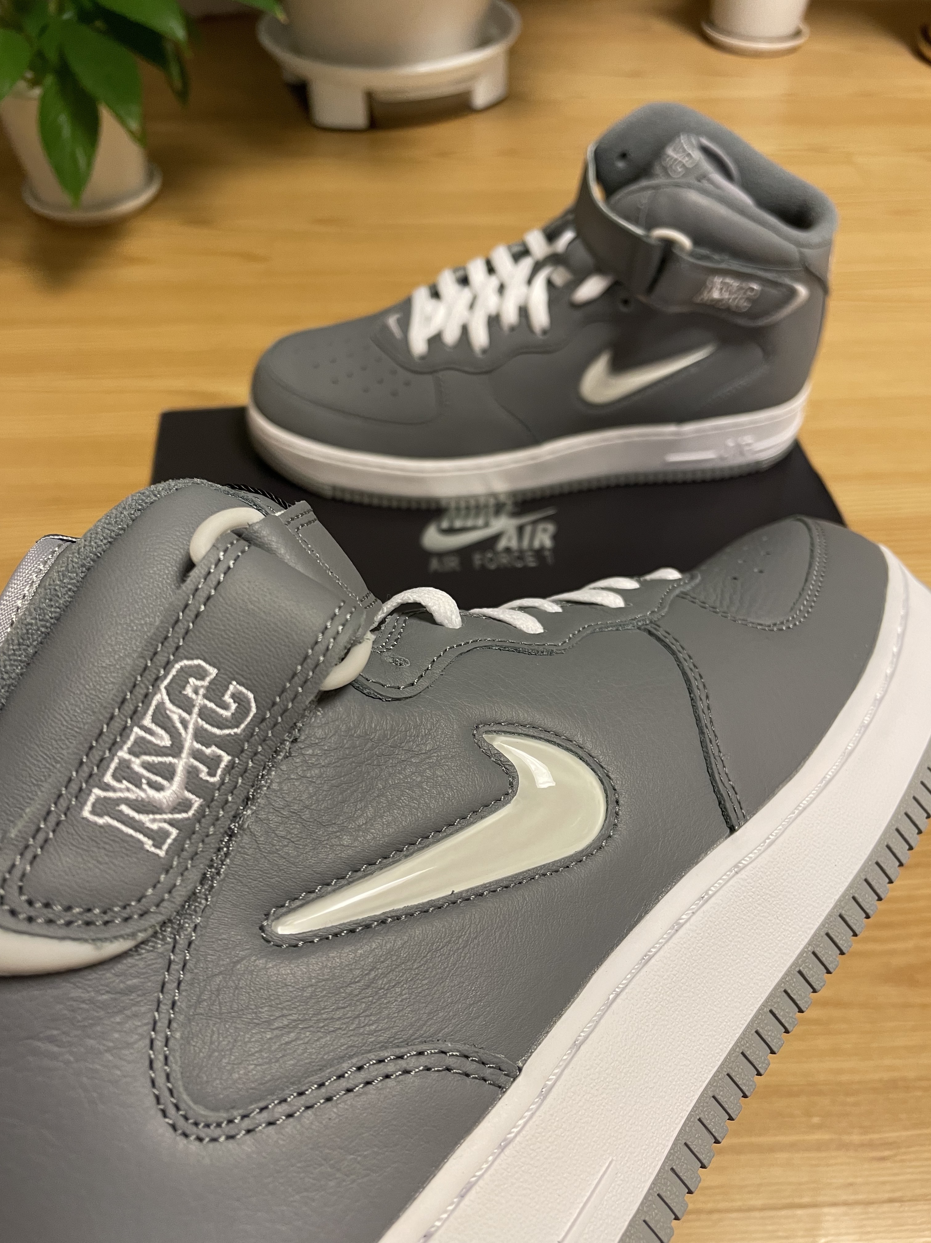 Nike Air Force 1 Mid QS NYC Cool Grey 착용 스타일 - 3