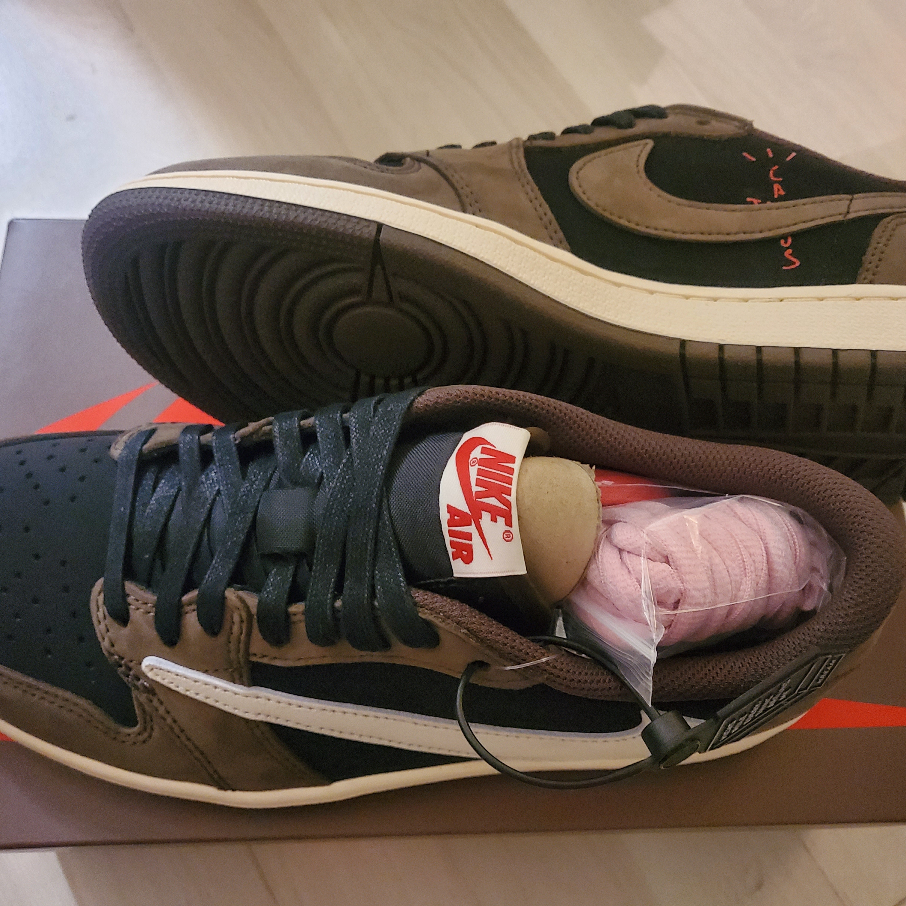 Jordan 1 x Travis Scott Retro Low OG SP Mocha 착용 스타일