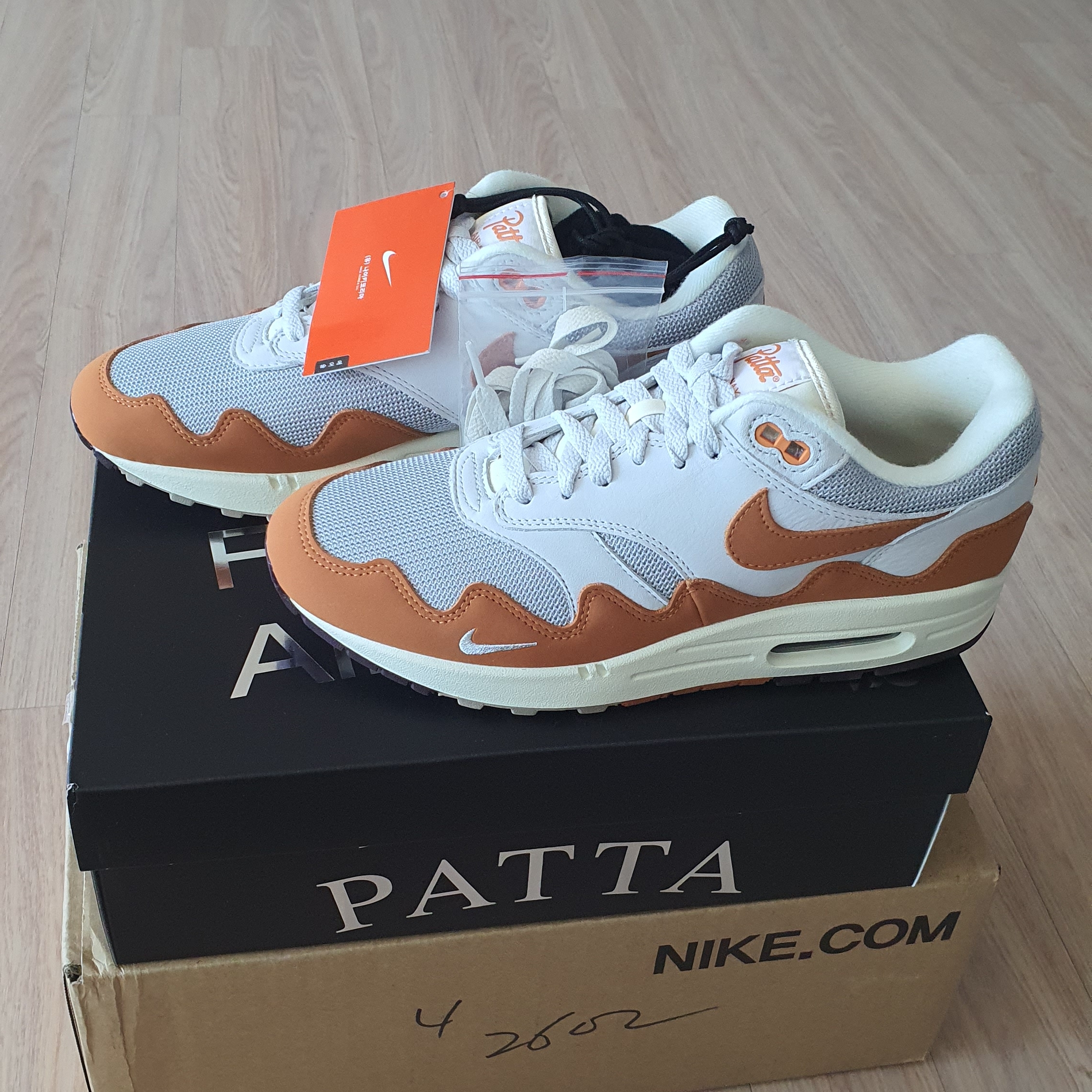 Nike x Patta Air Max 1 Monarch 착용 스타일