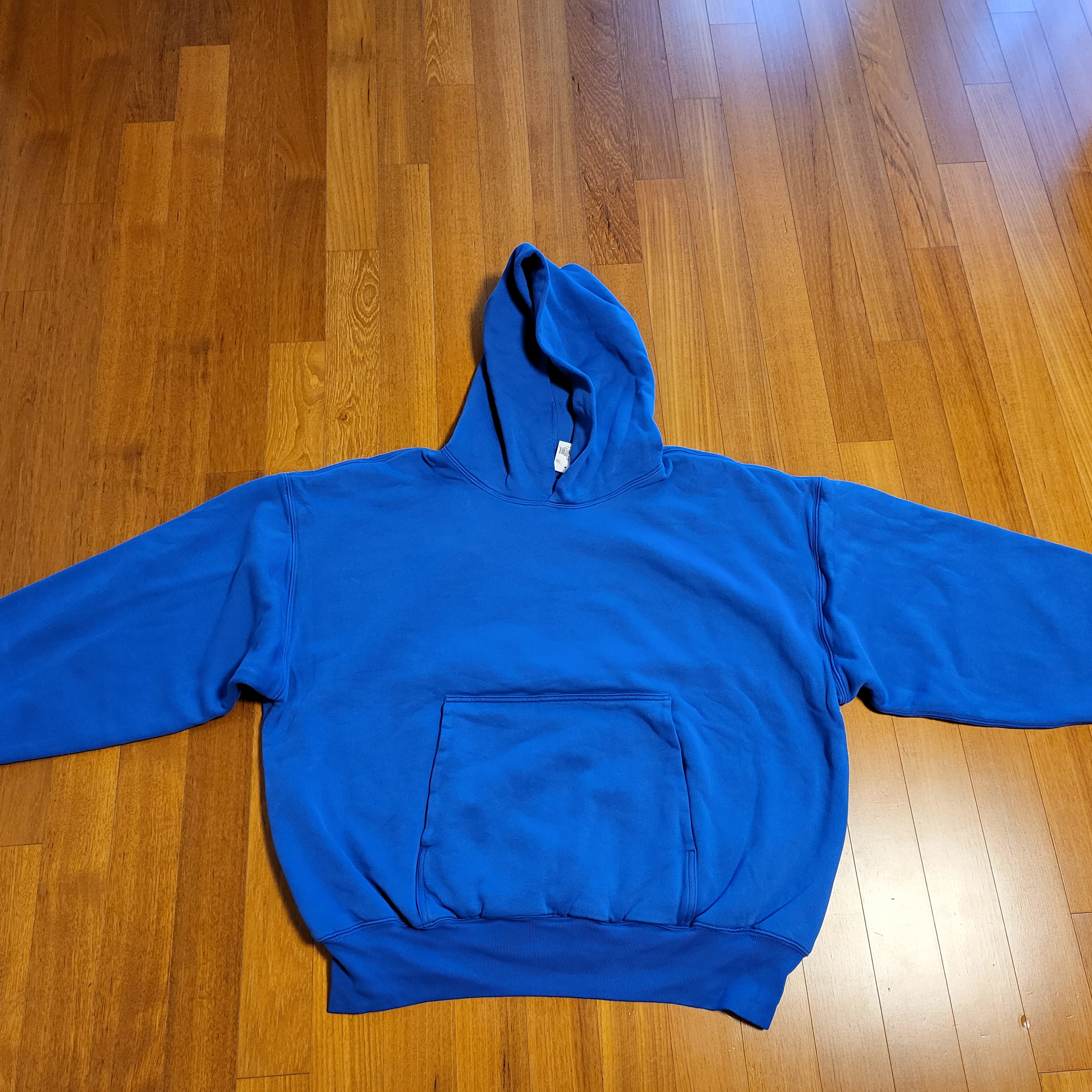 Yeezy Gap Hoodie Blue 착용 스타일