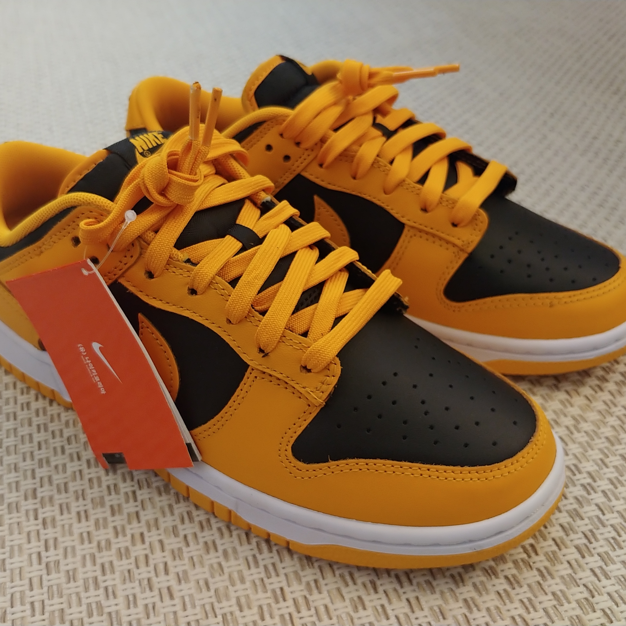 Nike Dunk Low Retro Championship Goldenrod 착용 스타일 - 2