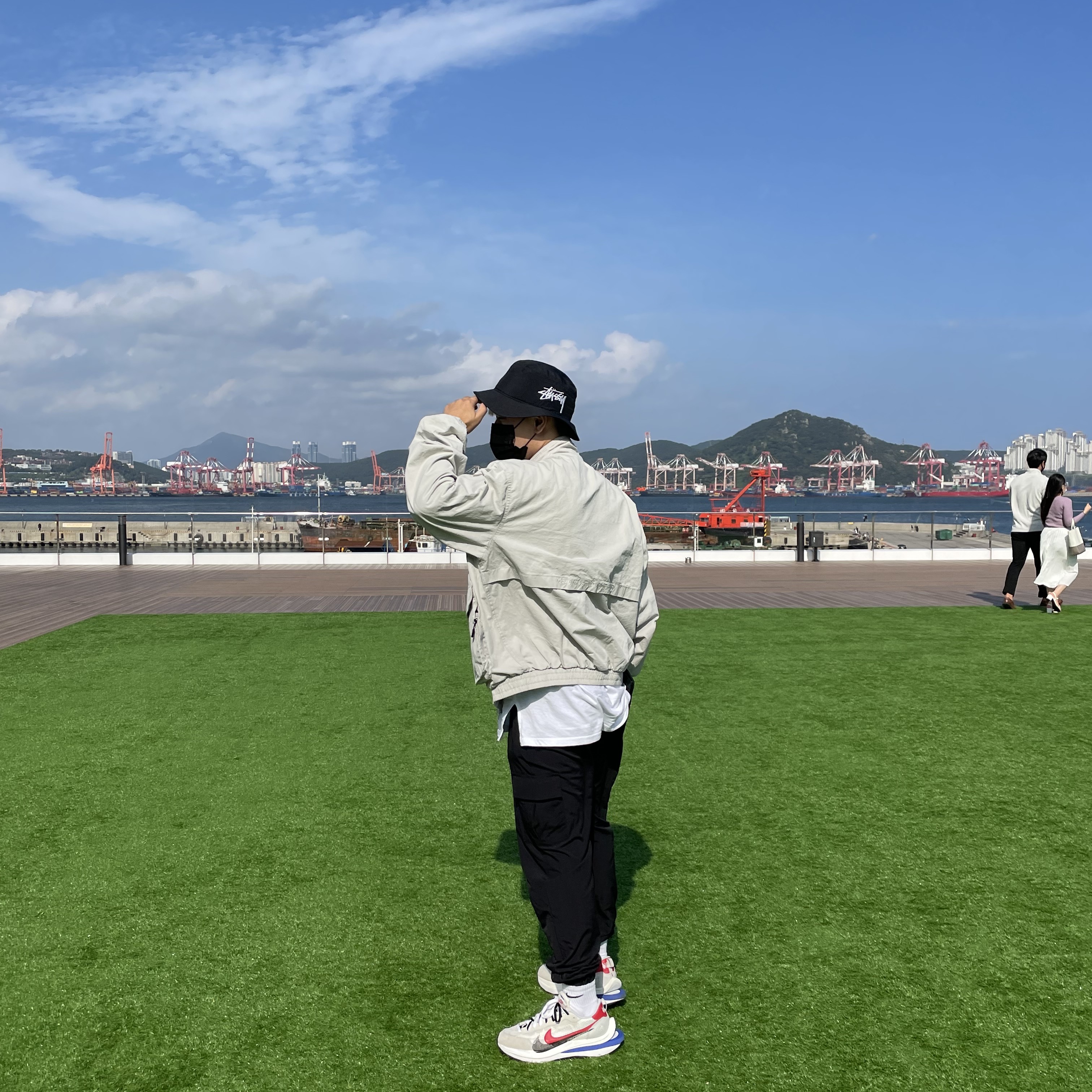 Nike x Stussy Bucket Hat Black, Nike x Sacai VaporWaffle Royal Fuchsia 착용 스타일