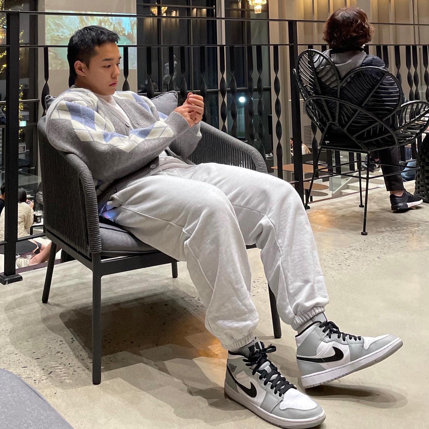 Jordan 1 Mid Light Smoke Grey 착용 스타일