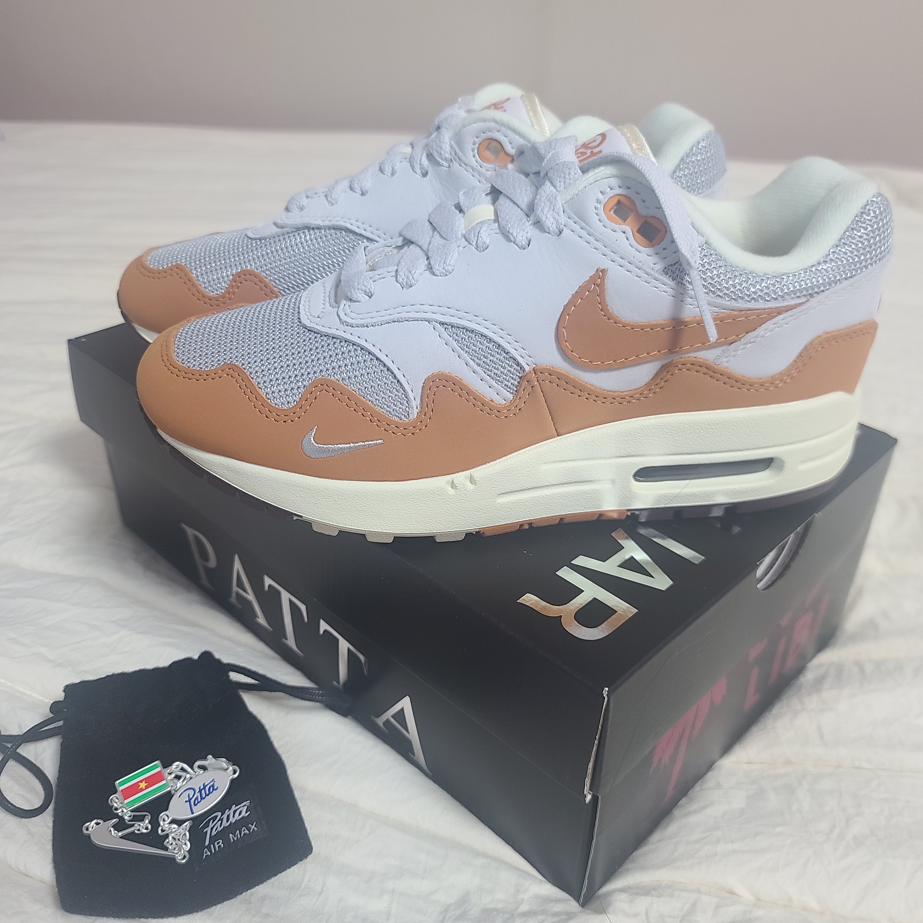 Nike x Patta Air Max 1 Monarch 착용 스타일