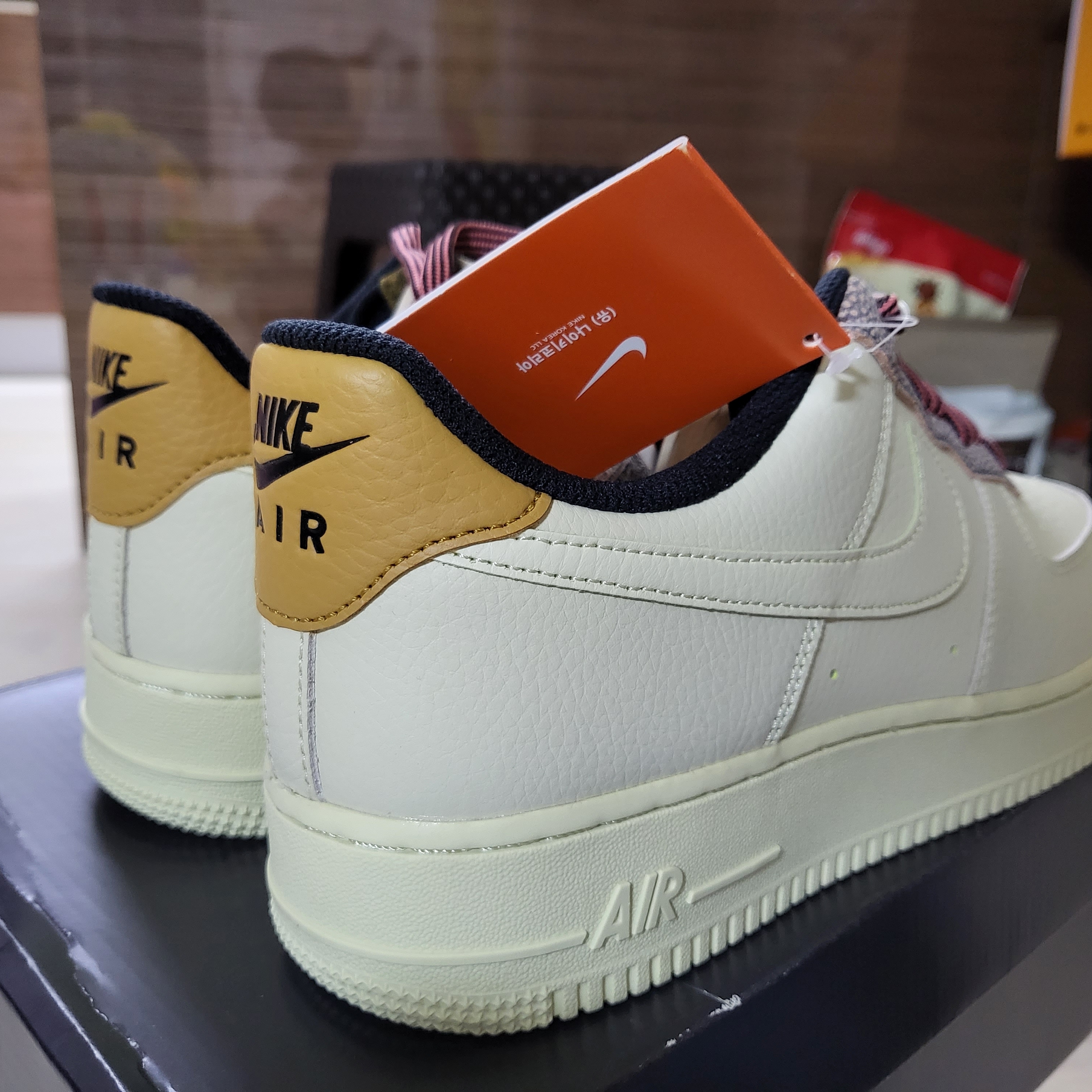 Nike Air Force 1 '07 LV8 Low Fossil 착용 스타일 - 2