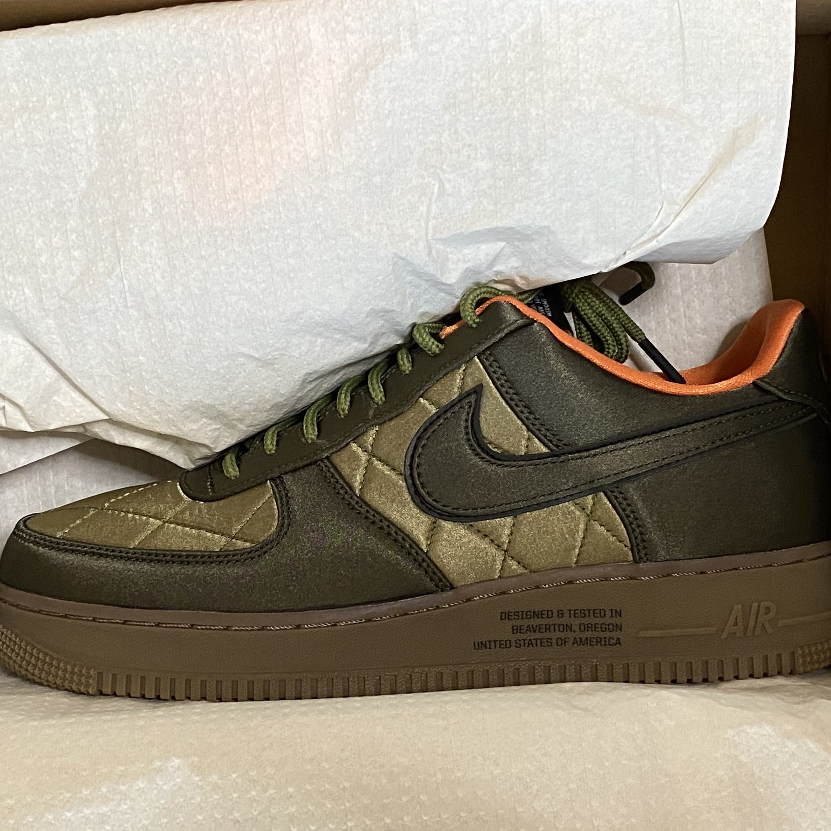 Nike Air Force 1 '07 PRM Quilted Satin Pack Cargo Khaki 착용 스타일