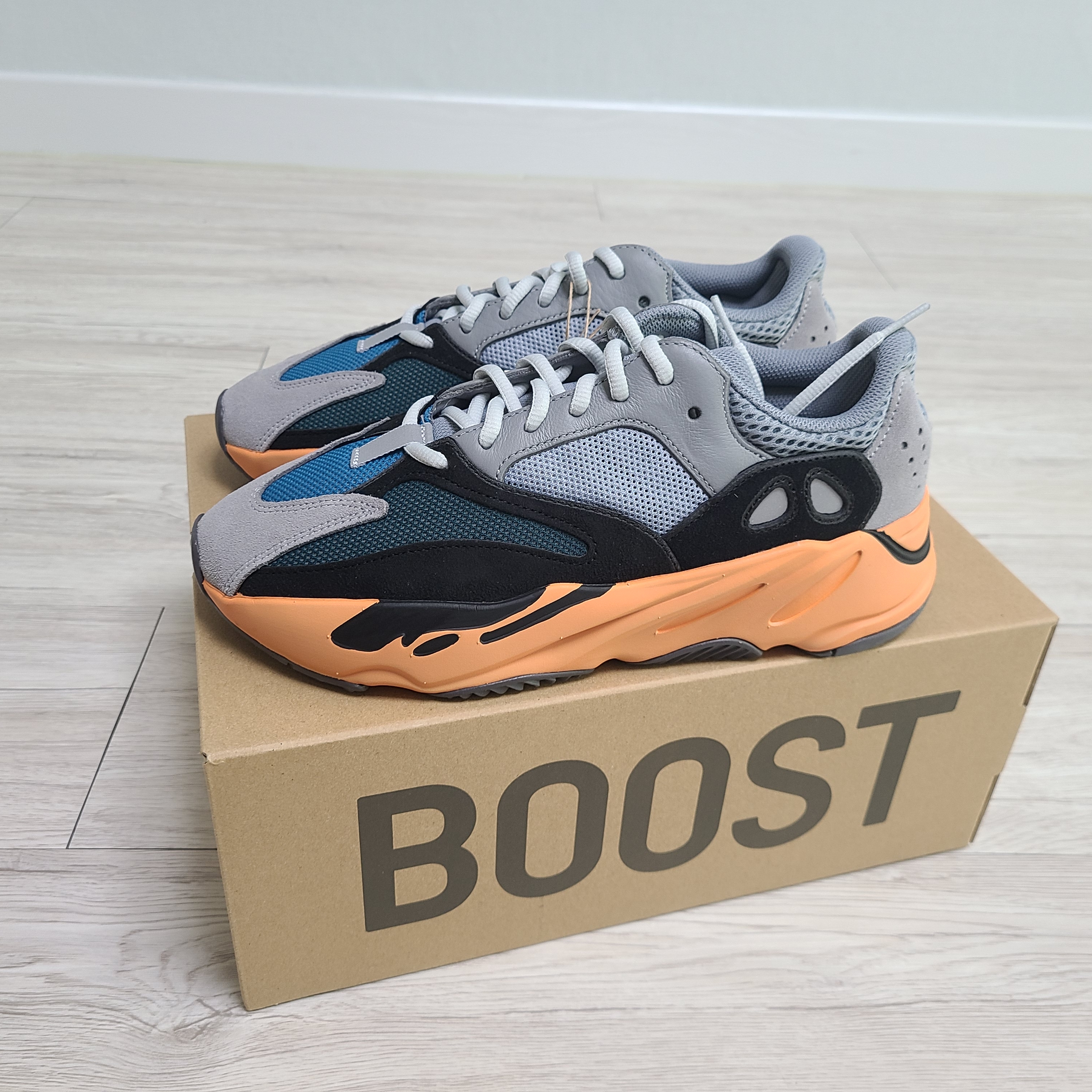 Adidas Yeezy Boost 700 Wash Orange 착용 스타일 - 1