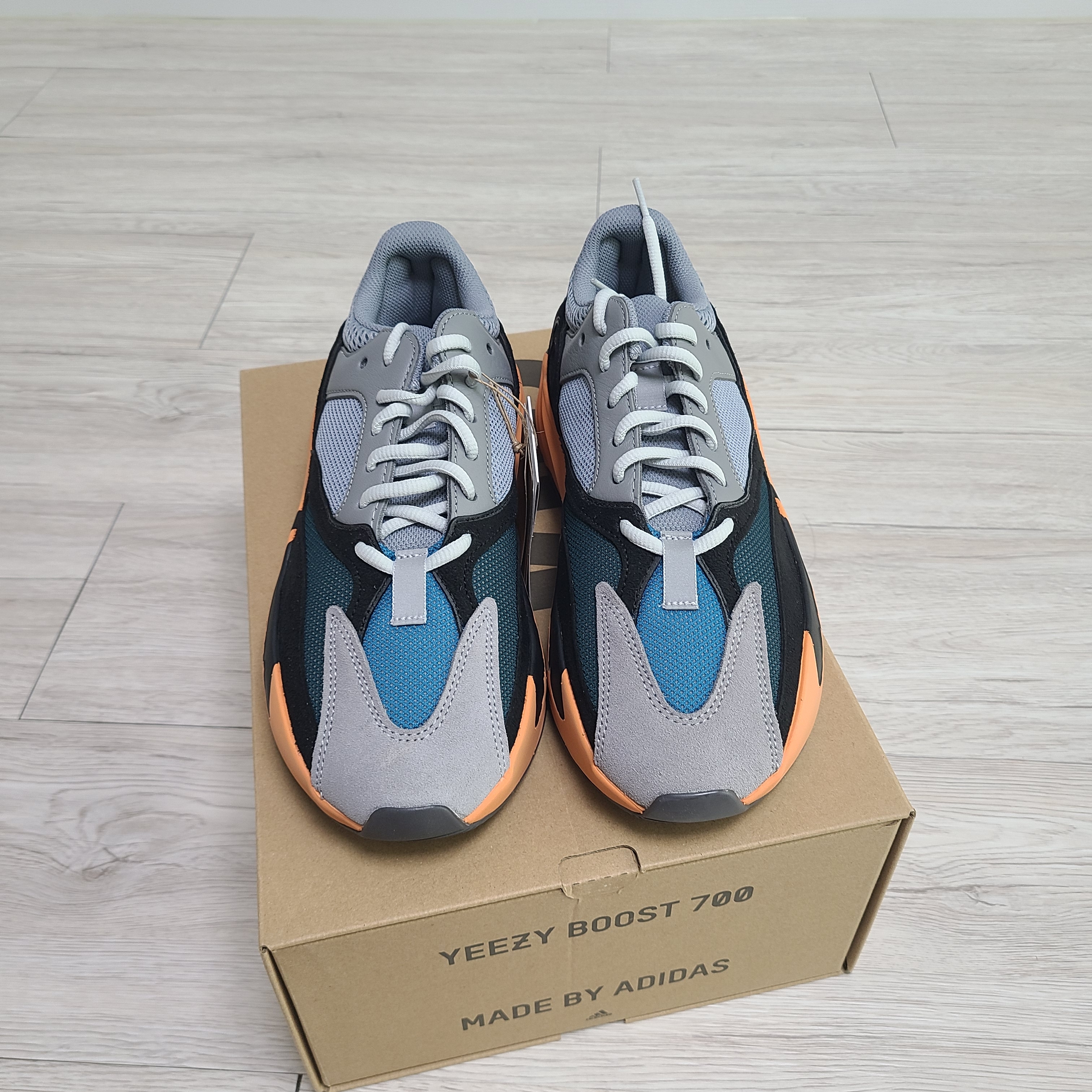 Adidas Yeezy Boost 700 Wash Orange 착용 스타일 - 3