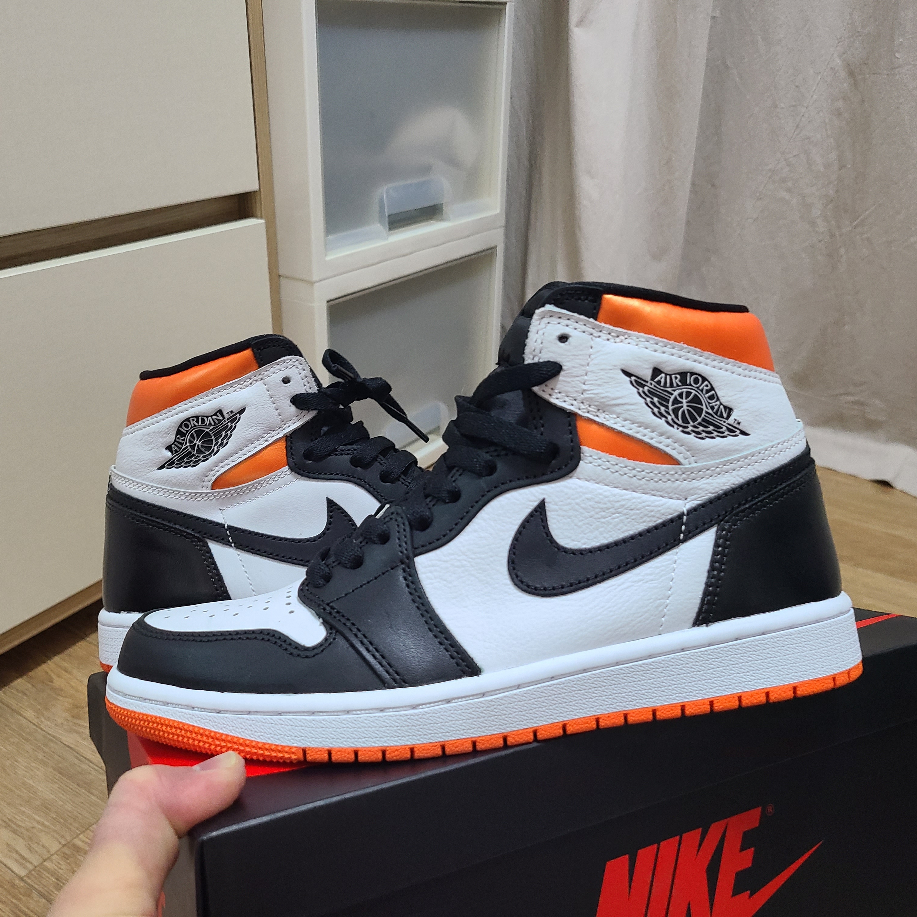Jordan 1 Retro High OG Electro Orange 착용 스타일