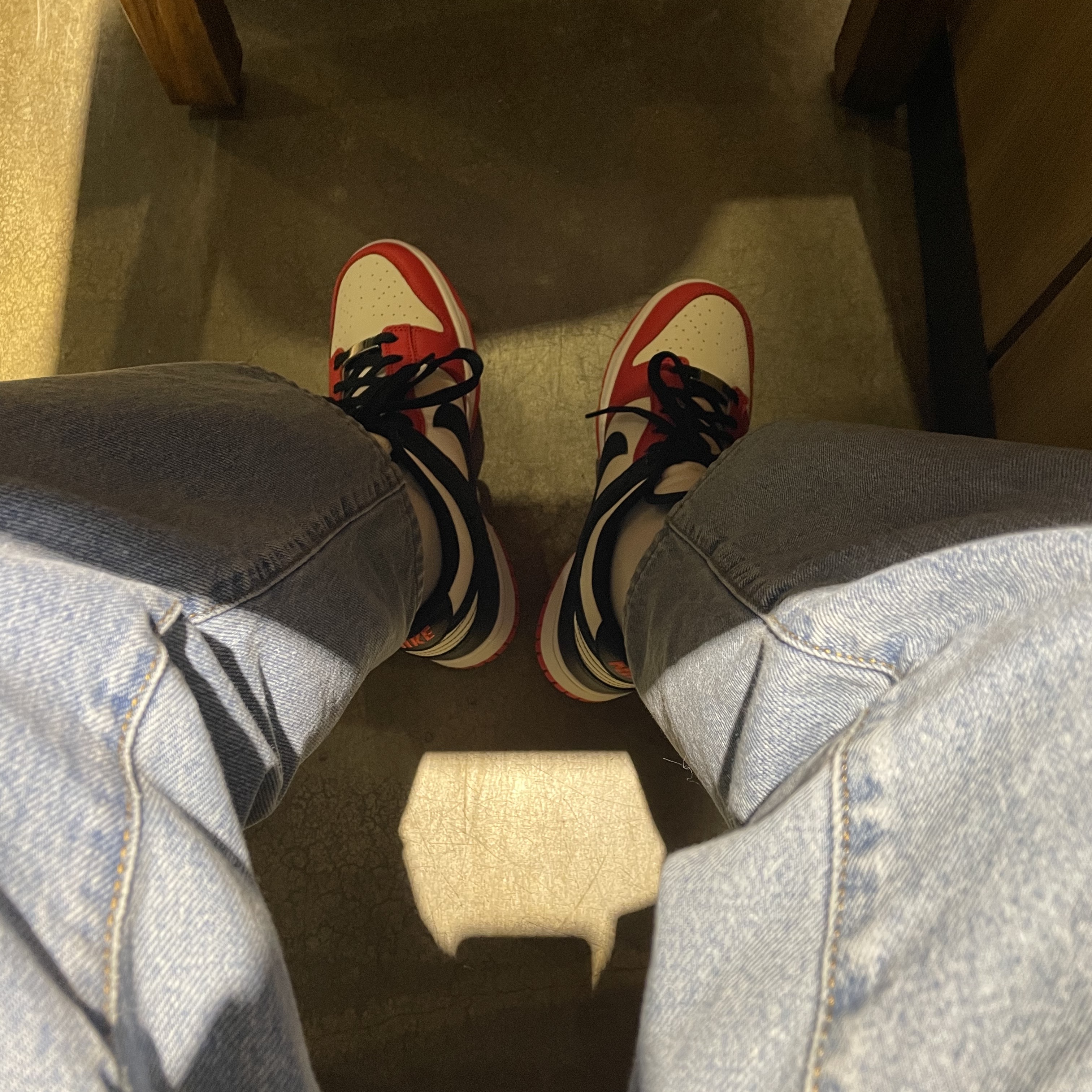 Nike x NBA Dunk Low Retro EMB Black and Chile Red 착용 스타일 - 2