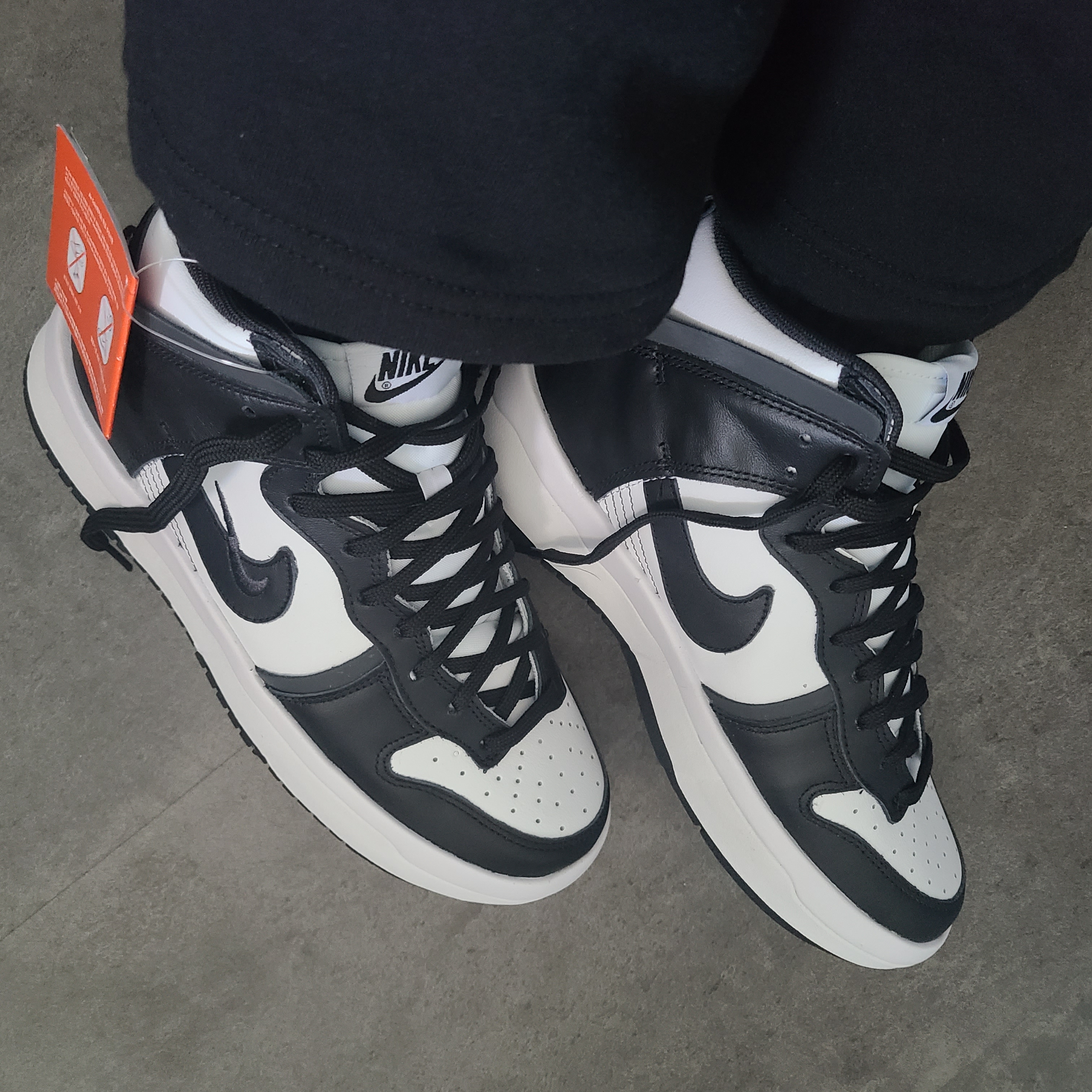 (W) Nike Dunk High Up Black and White 착용 스타일 - 1