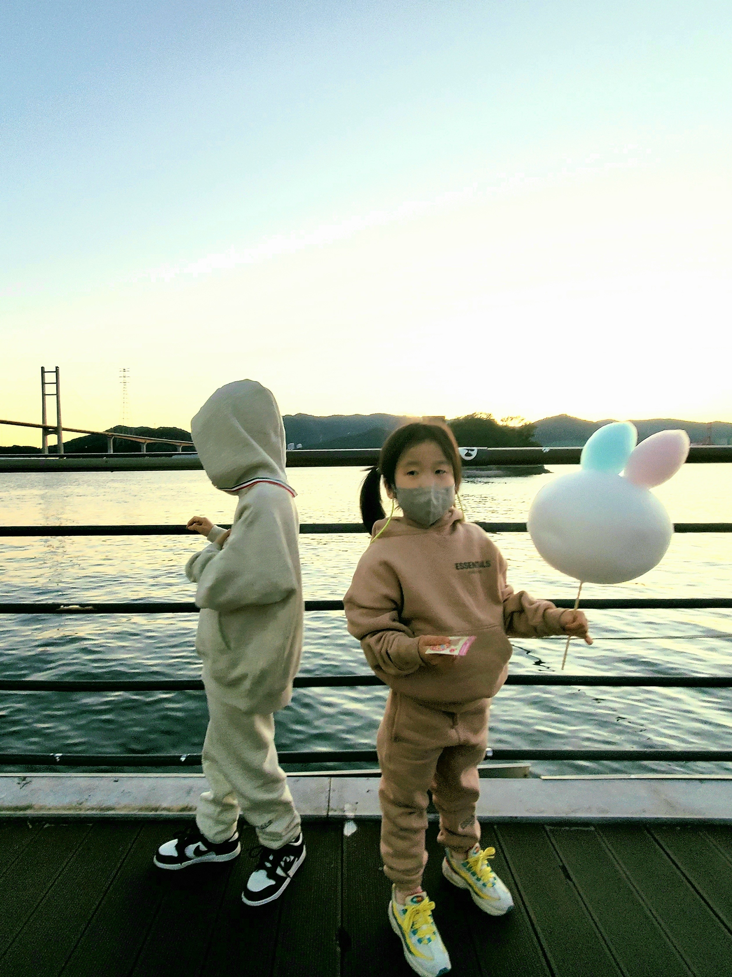 (Kids) Essentials Pull-Over Hoodie Matte Blush - 21FW, (Kids) Essentials Sweatpants Matte Blush - 21FW 착용 스타일