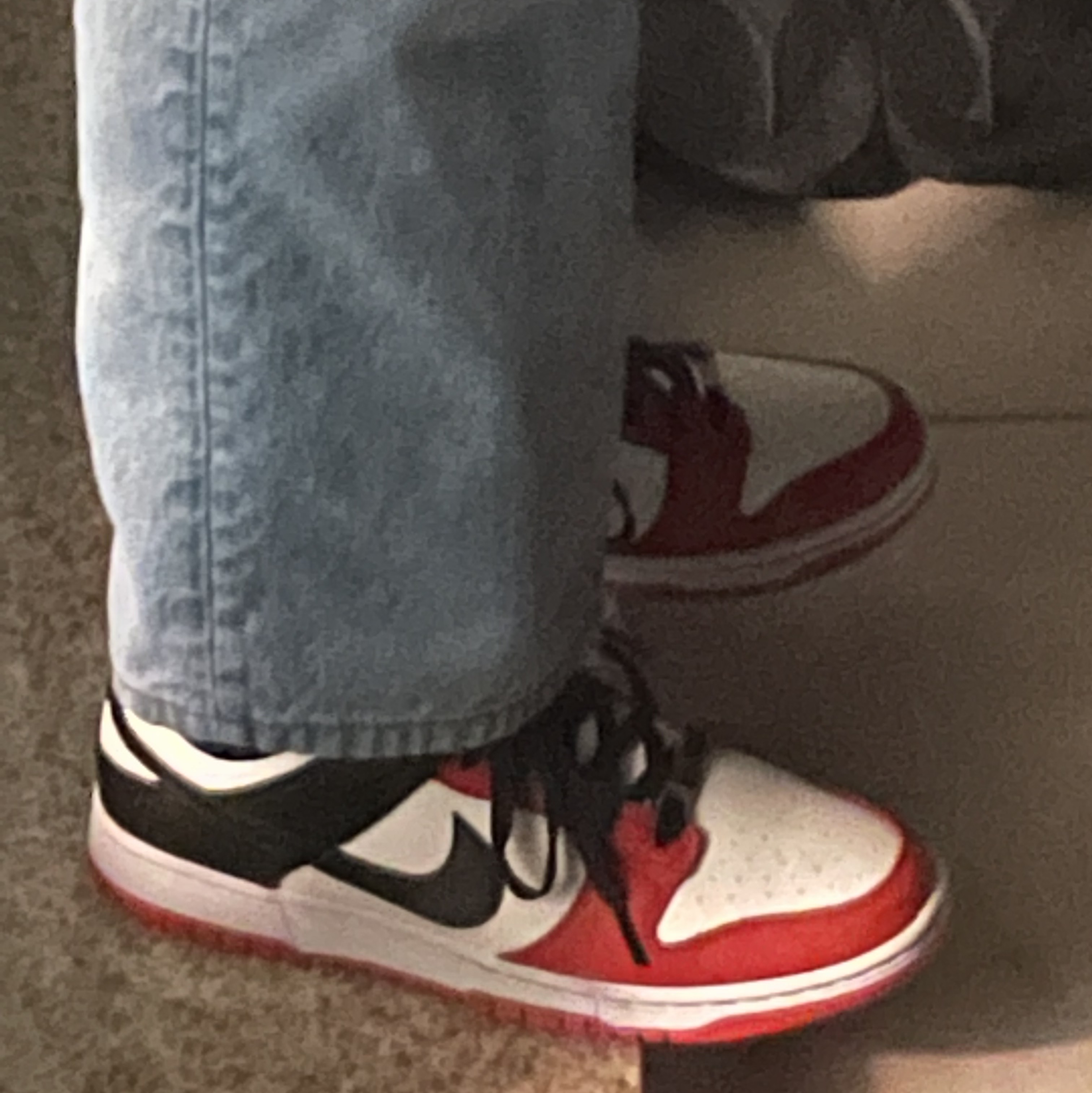 Nike x NBA Dunk Low Retro EMB Black and Chile Red 착용 스타일 - 3