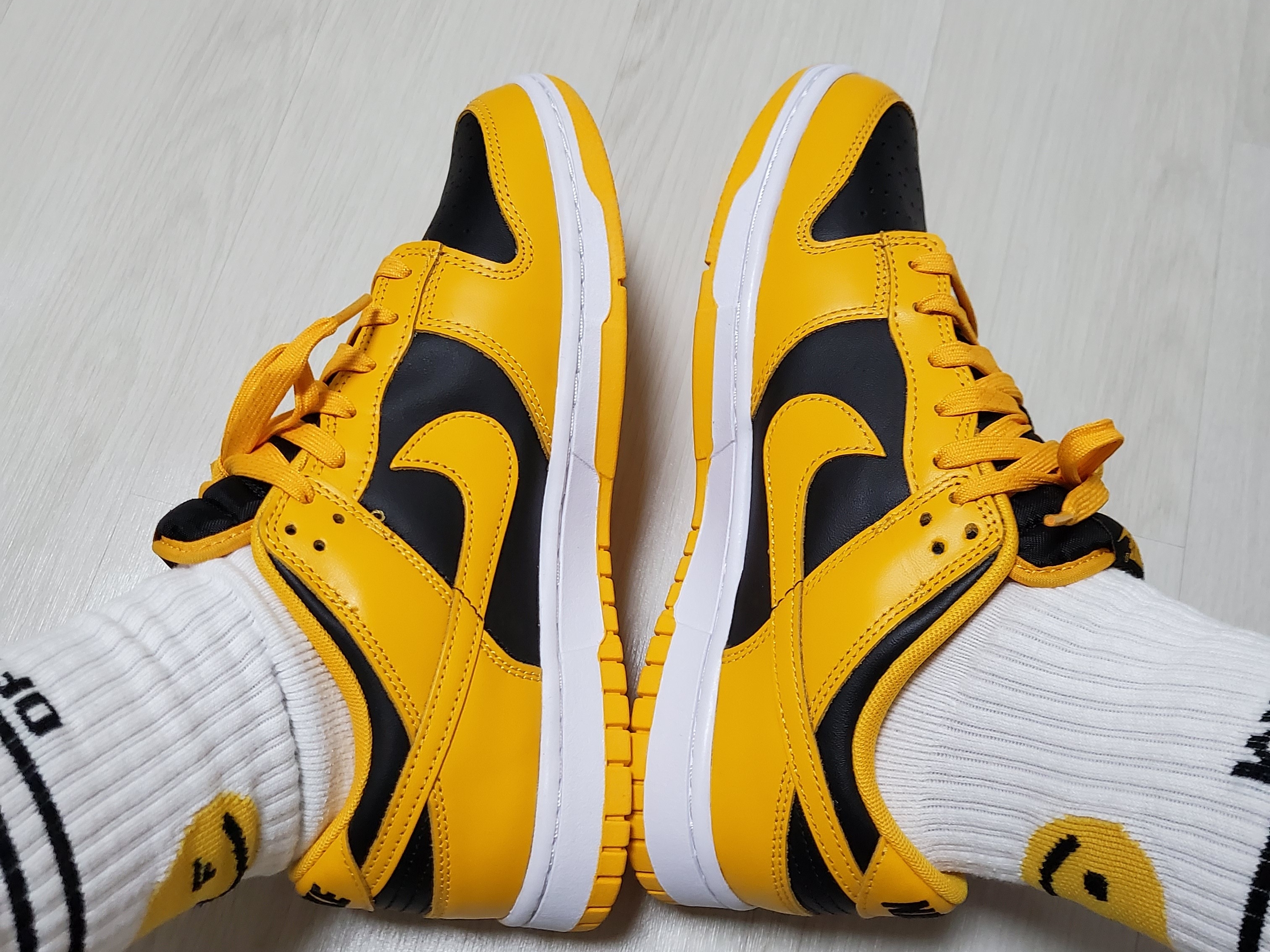 Nike Dunk Low Retro Championship Goldenrod 착용 스타일 - 2