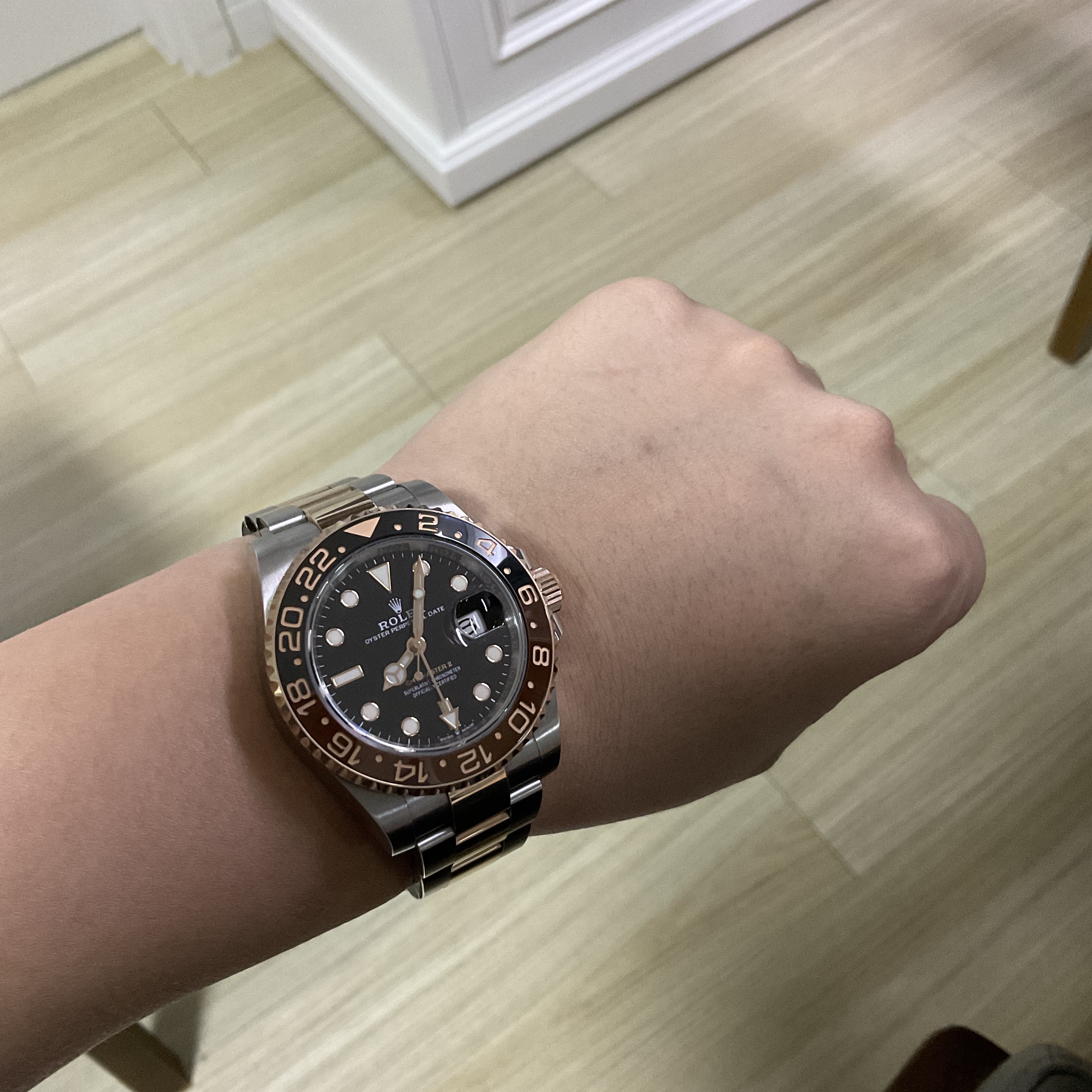 Rolex GMT-Master II 40mm 126711CHNR Black Oyster 착용 스타일