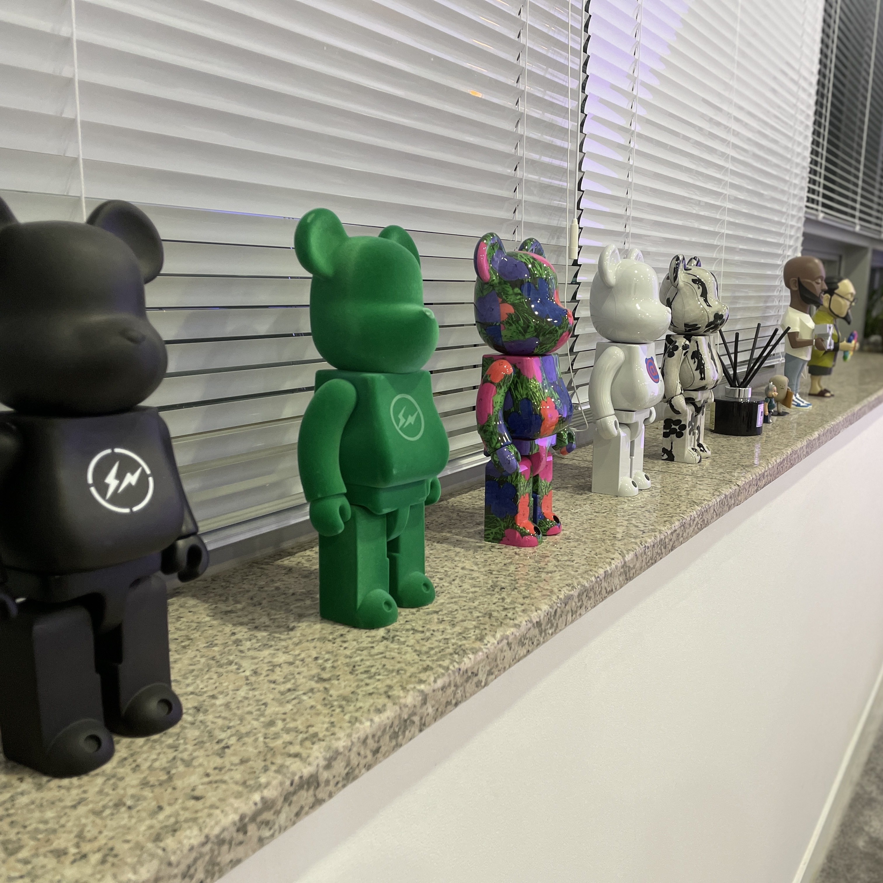 Bearbrick Banksy Flying Balloons Girl 100% & 400% Set, Bearbrick Andy Warhol Flower 100% & 400% Set 착용 스타일