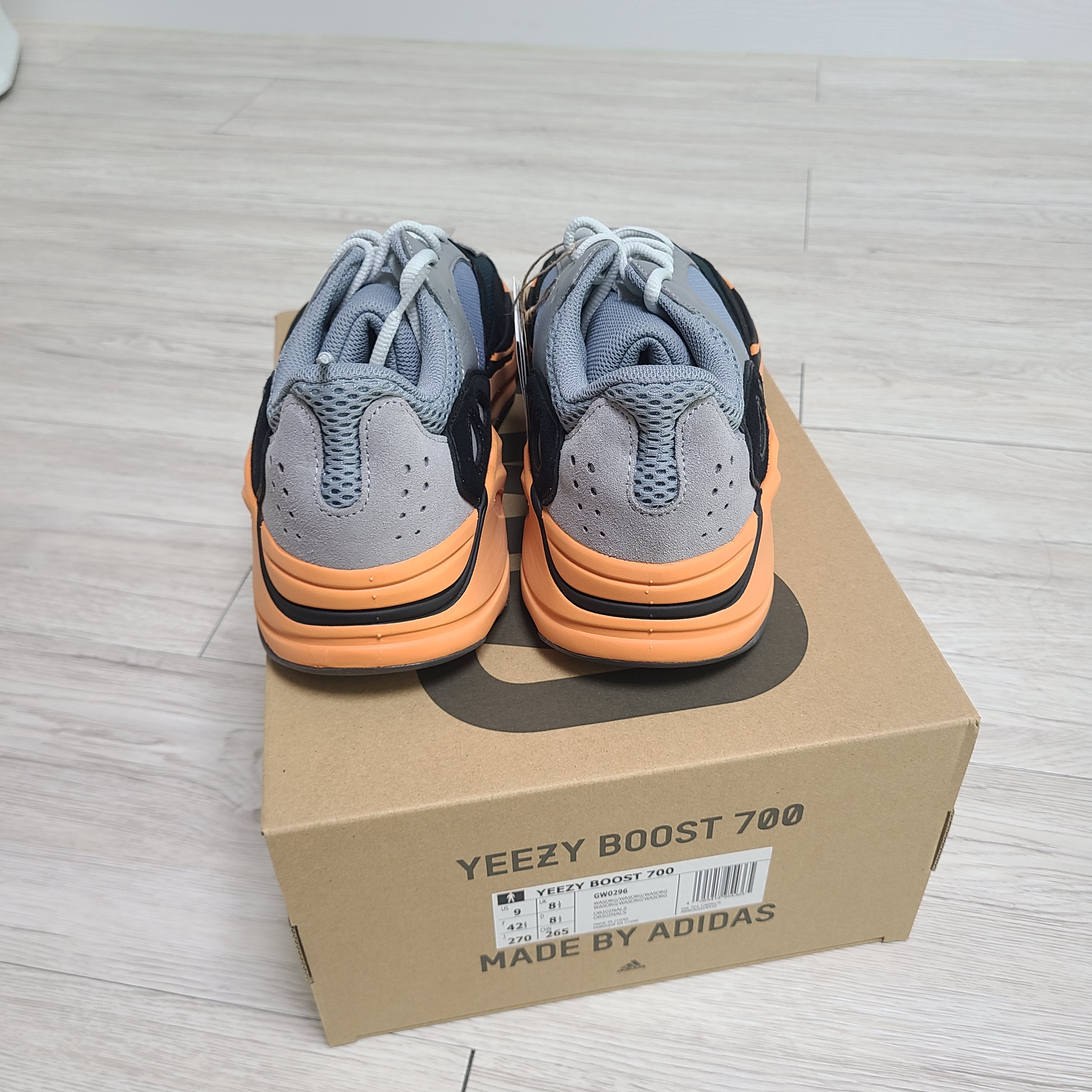 Adidas Yeezy Boost 700 Wash Orange 착용 스타일 - 2