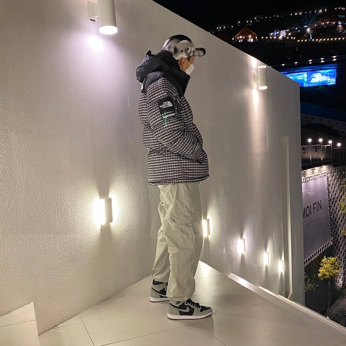 Jordan 1 Retro High OG Shadow 2.0, Supreme x The North Face Studded Nuptse Jacket Black - 21SS 착용 스타일 - 2