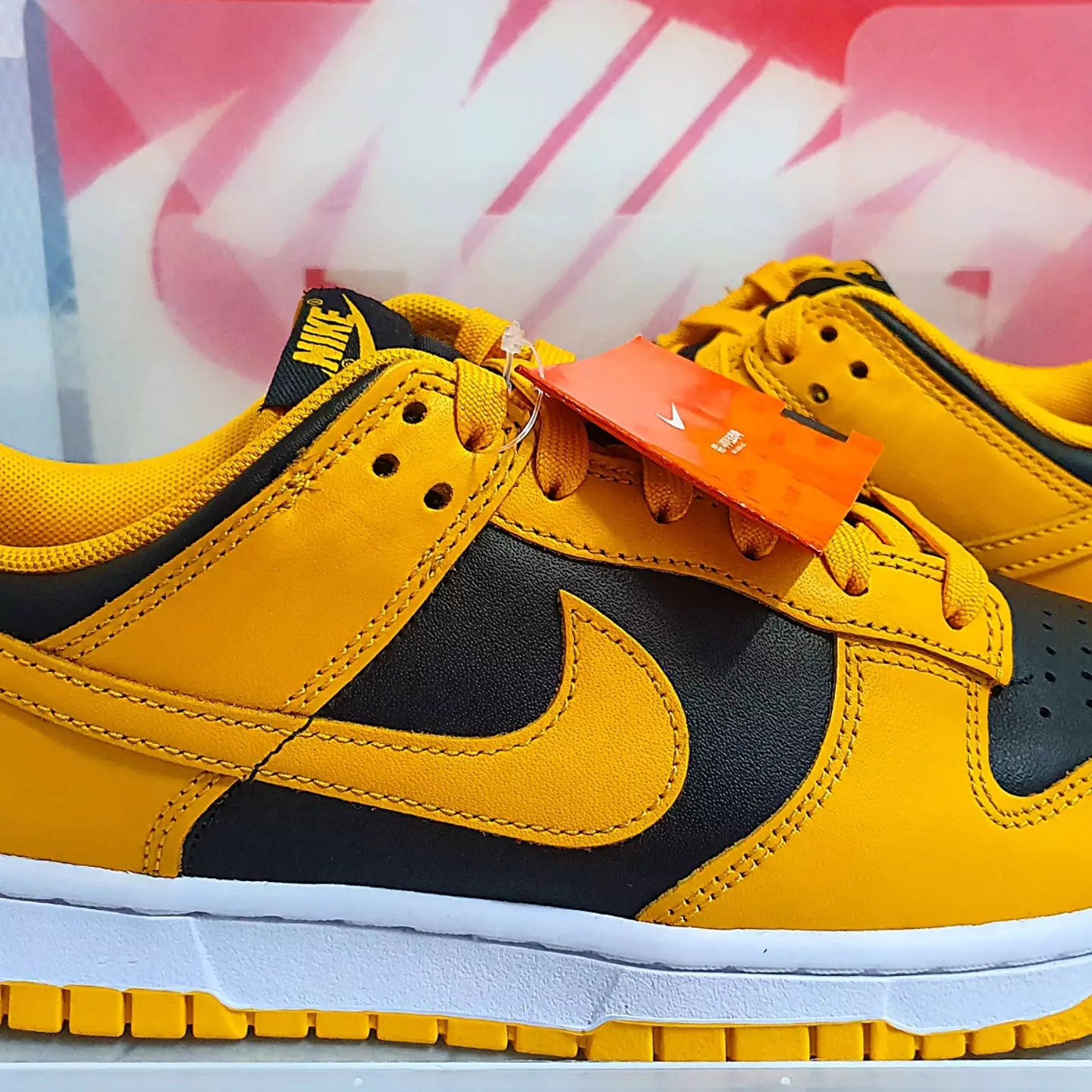 Nike Dunk Low Retro Championship Goldenrod 착용 스타일 - 2