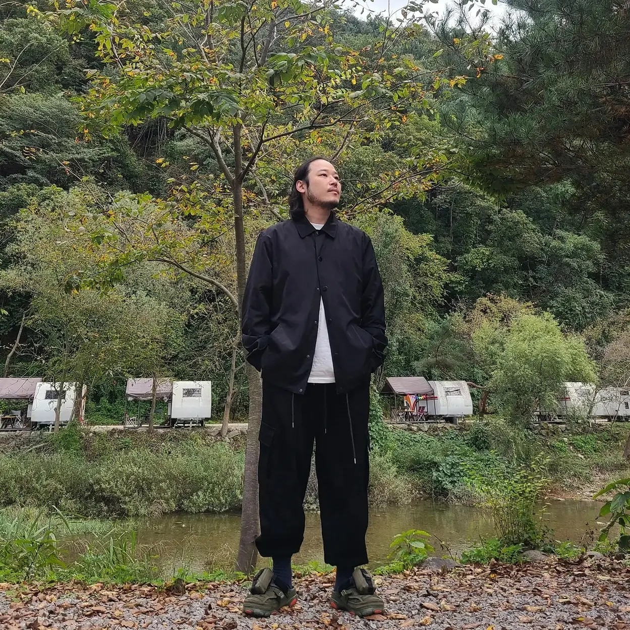 Crocs x Beams Classic All Terrain MA-1 Jacket Clog Olive 착용 스타일 - 2