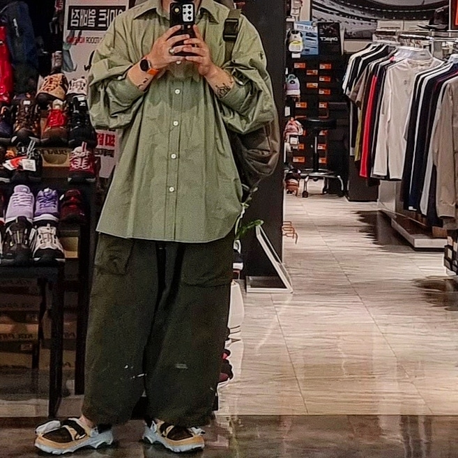 Crocs x Beams Classic All Terrain Mountain Parka Clog Beige 착용 스타일