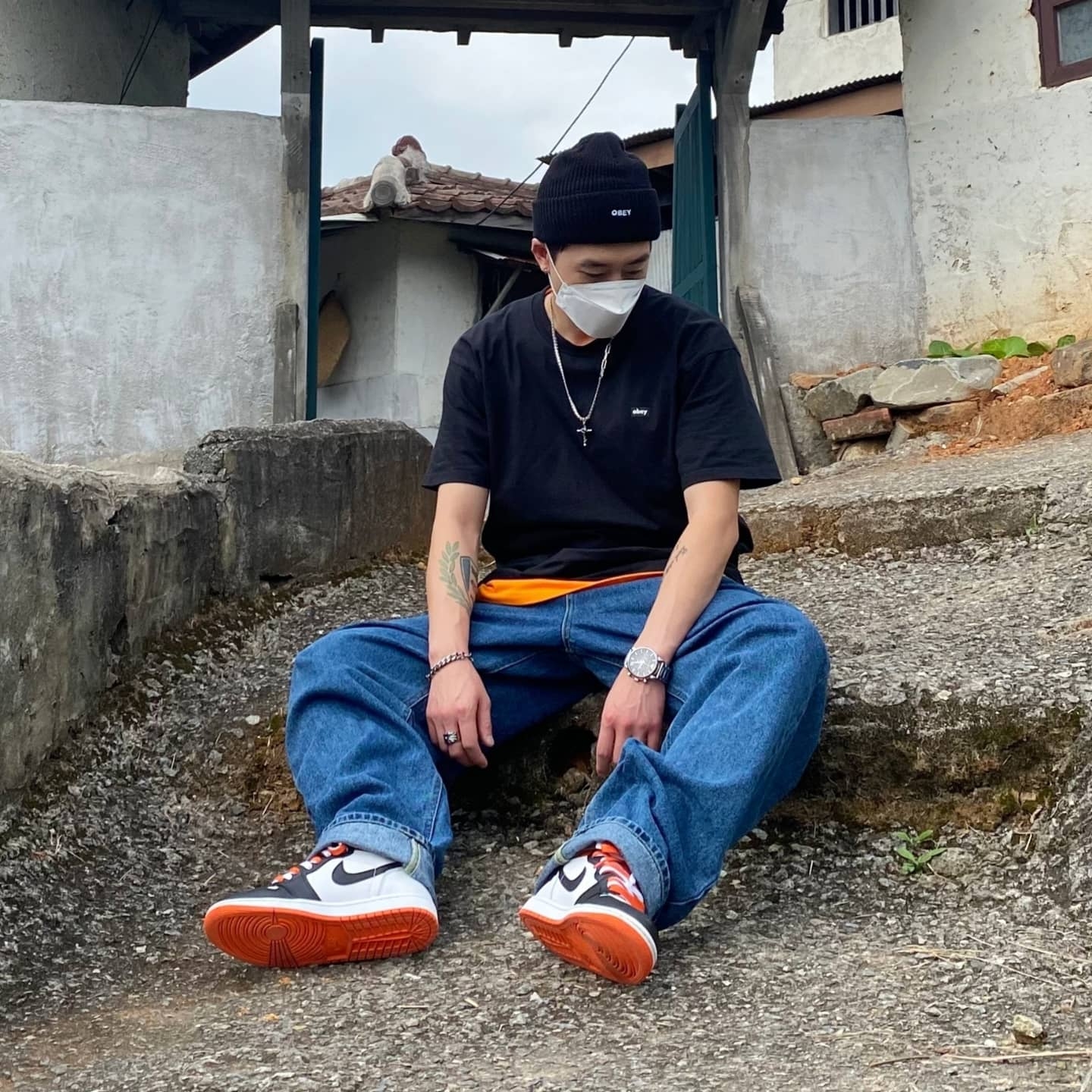 Jordan 1 Retro High OG Electro Orange, Supreme Neck Pouch Black - 21FW 착용 스타일 - 1