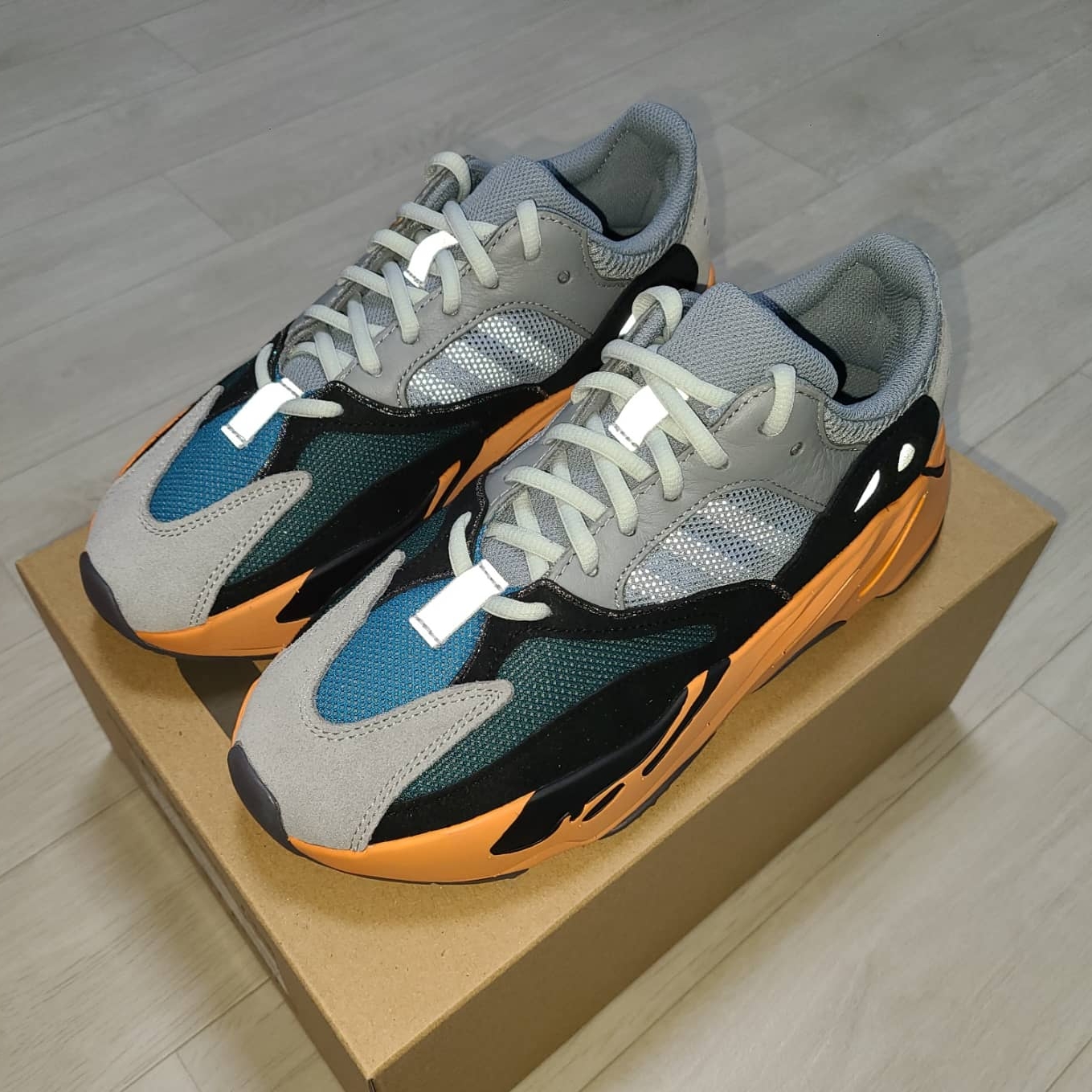 Adidas Yeezy Boost 700 Wash Orange 착용 스타일 - 3