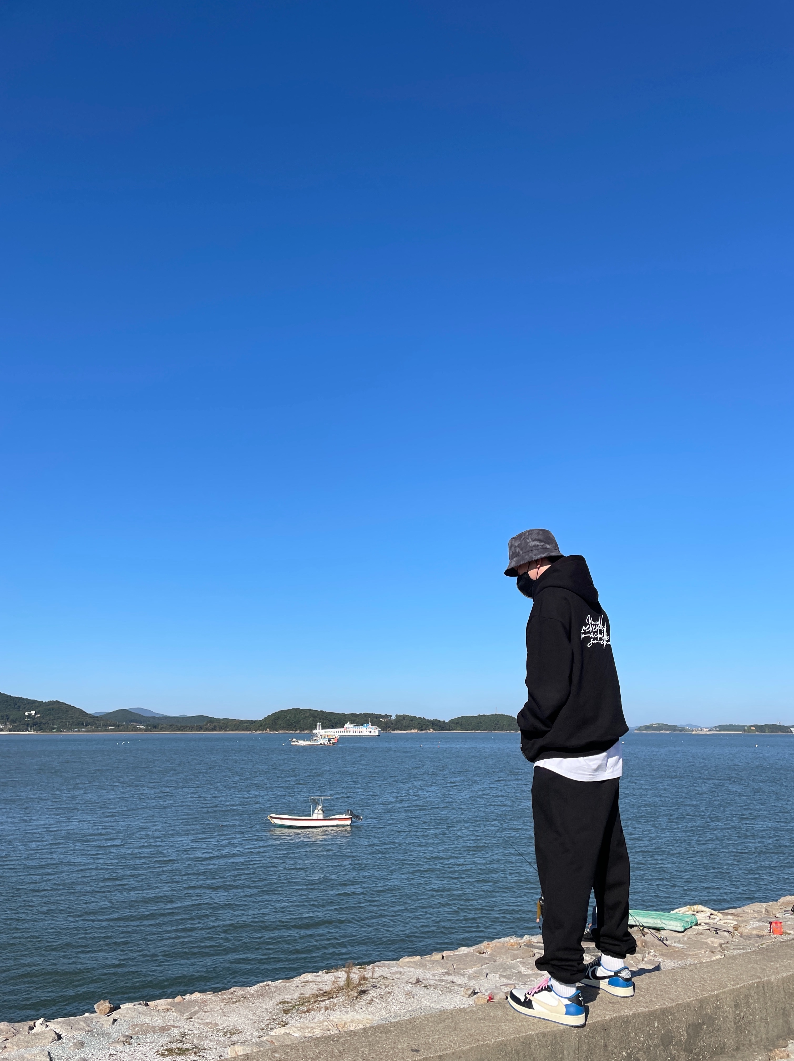 Jordan 1 x Travis Scott x Fragment Retro Low OG SP Military Blue, Nike Bucket Futura Tie-Dye Black 착용 스타일